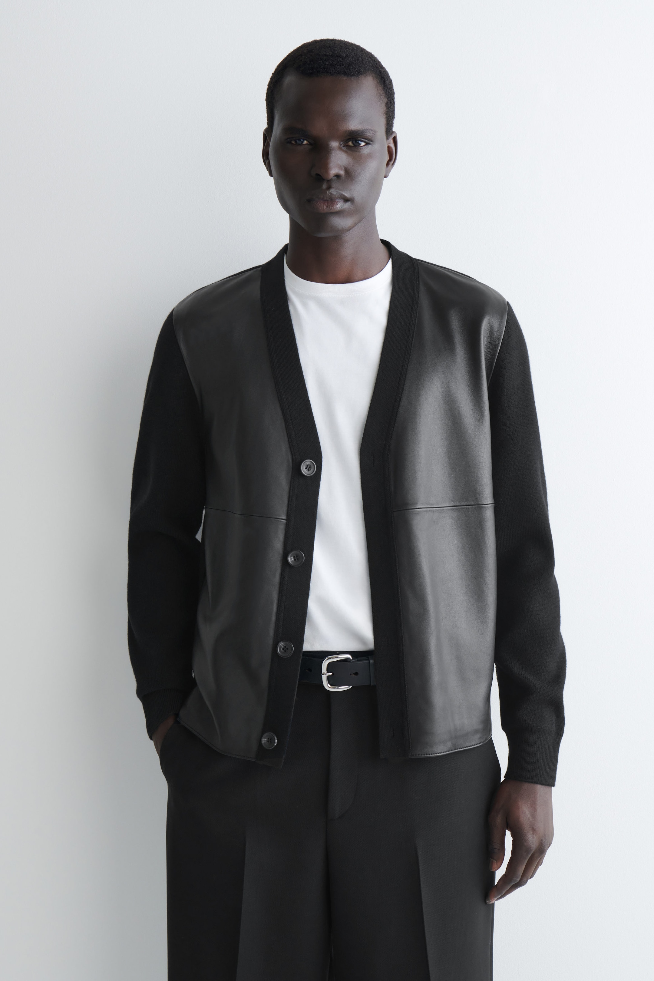 STRICKJACKE AUS WOLLE MIT LEDERDETAILS