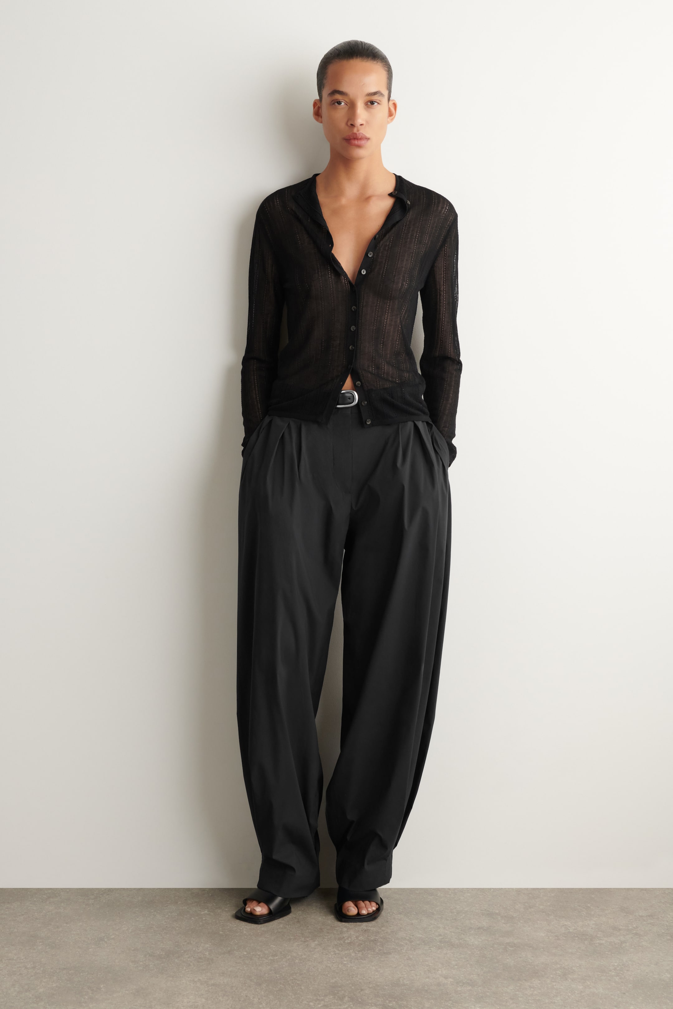 Visualizza l'immagine ingrandita: BALLONHOSE AUS BAUMWOLL-MIX MIT FALTEN - SCHWARZ - DONNA | H&M CH 1