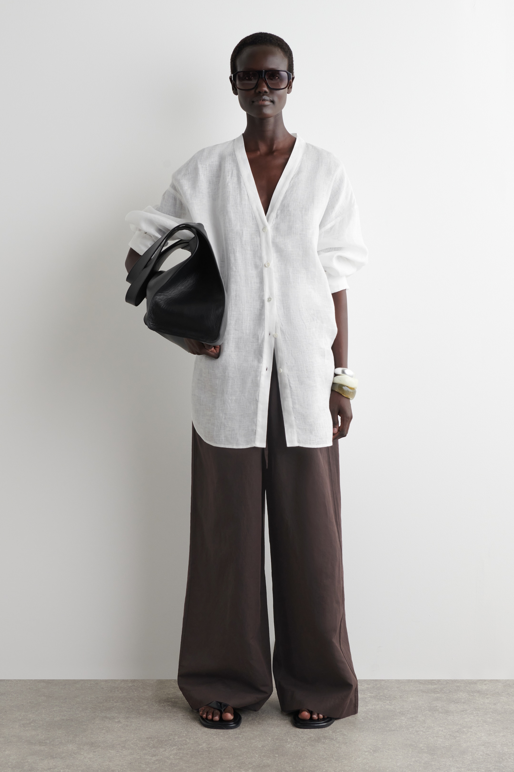 Grotere afbeelding bekijken: OVERSIZED LINNEN V-HALS OVERHEMD - WIT - DAMES | H&M BE 3