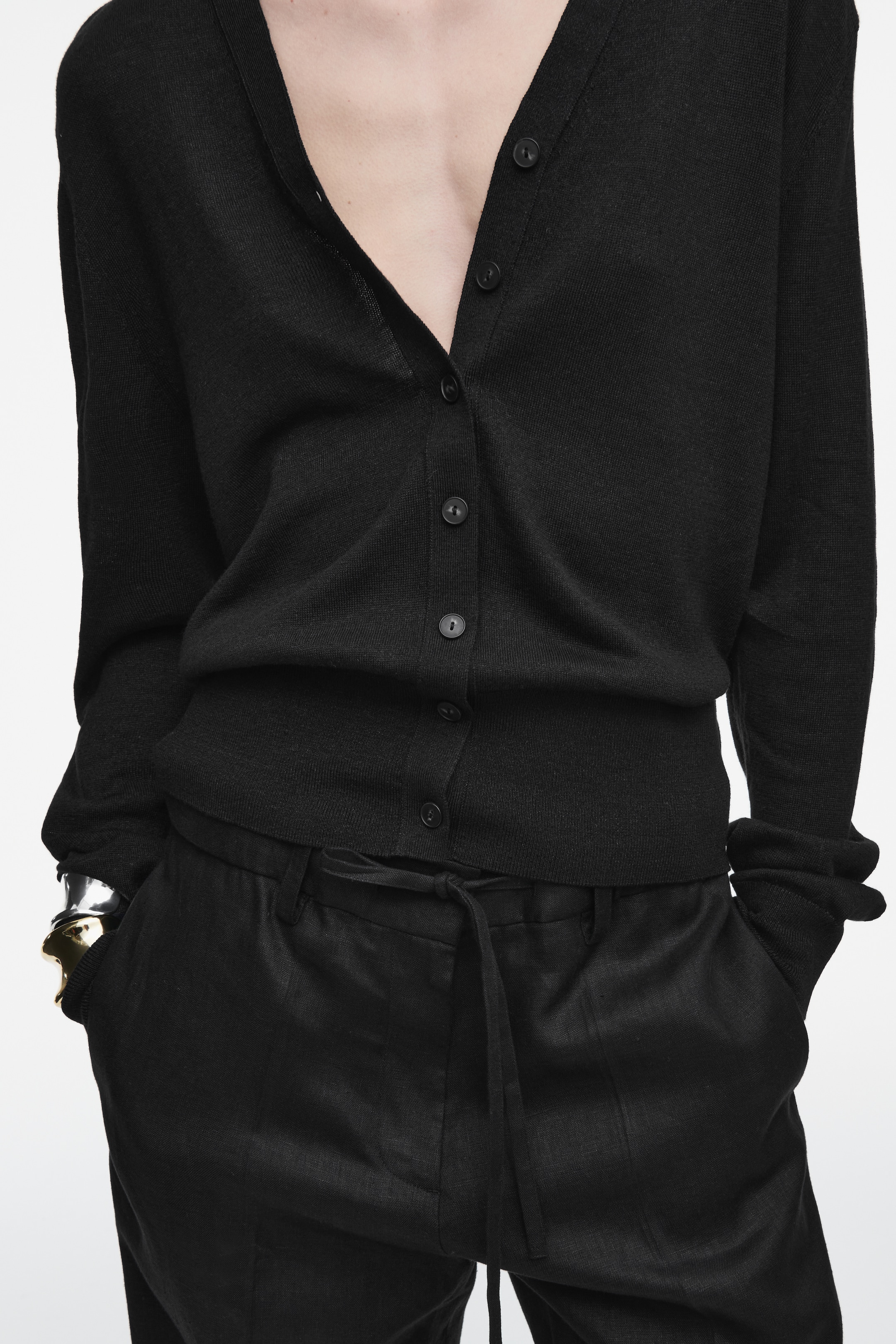 Ingrandisci l'immagine: MERINO WOOL-LINEN BLEND V-NECK CARDIGAN - BLACK - DONNA | H&M CH 3