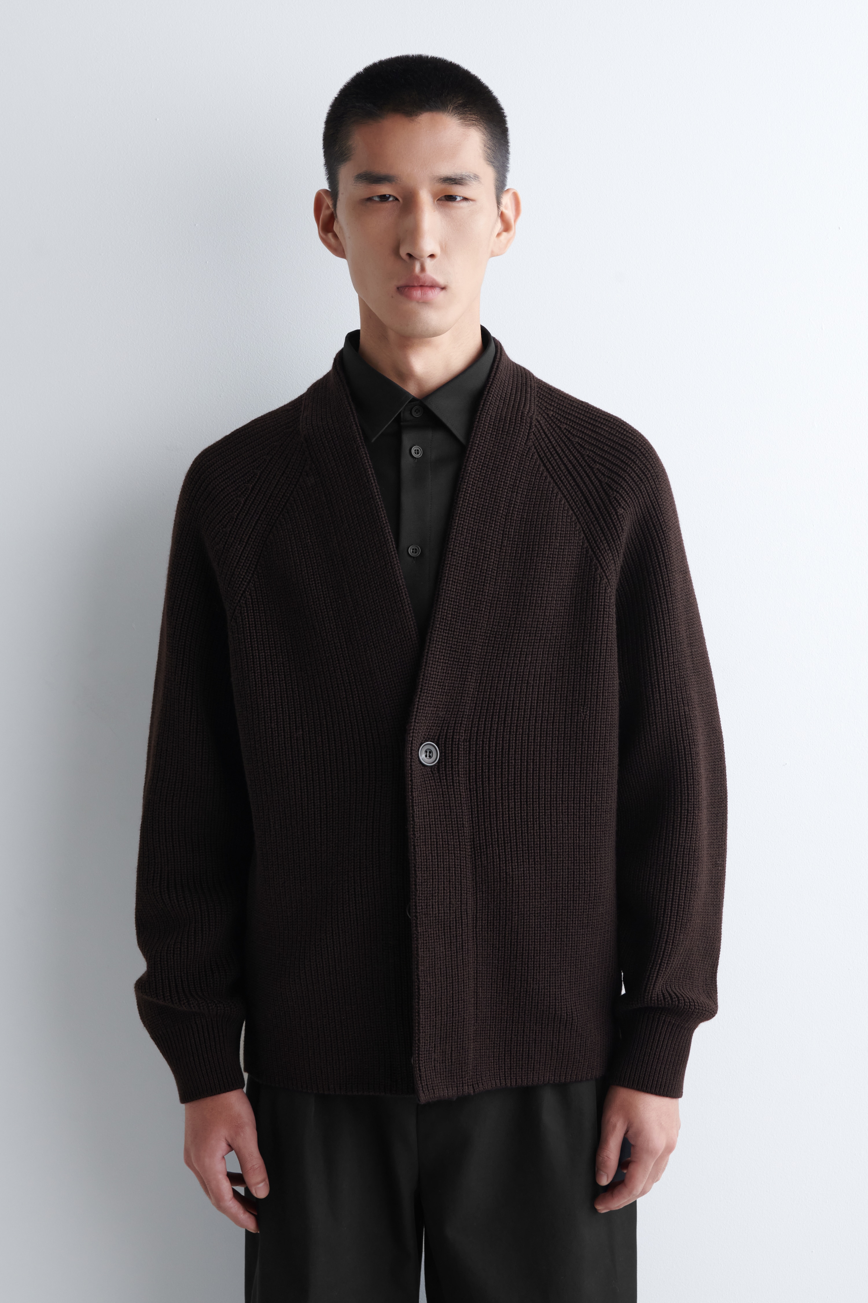 CHUNKY RIBBED WOOL V-NECK CARDIGAN - DARK BROWN