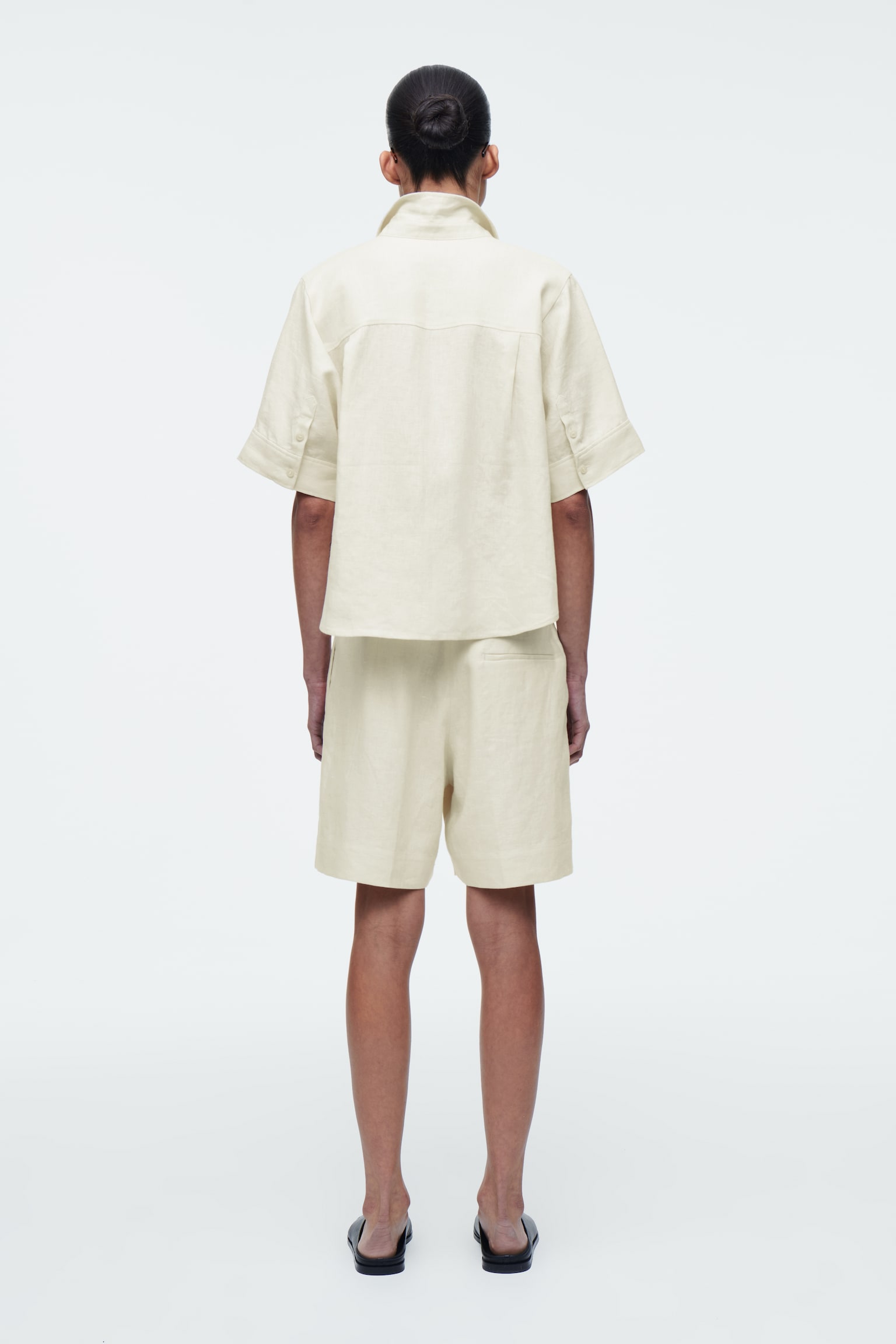 SHORT DE TAILLEUR À TAILLE ÉLASTIQUÉE EN LIN - JAUNE BEURRE/BLANC/OCRE/BLEU MARINE - 3