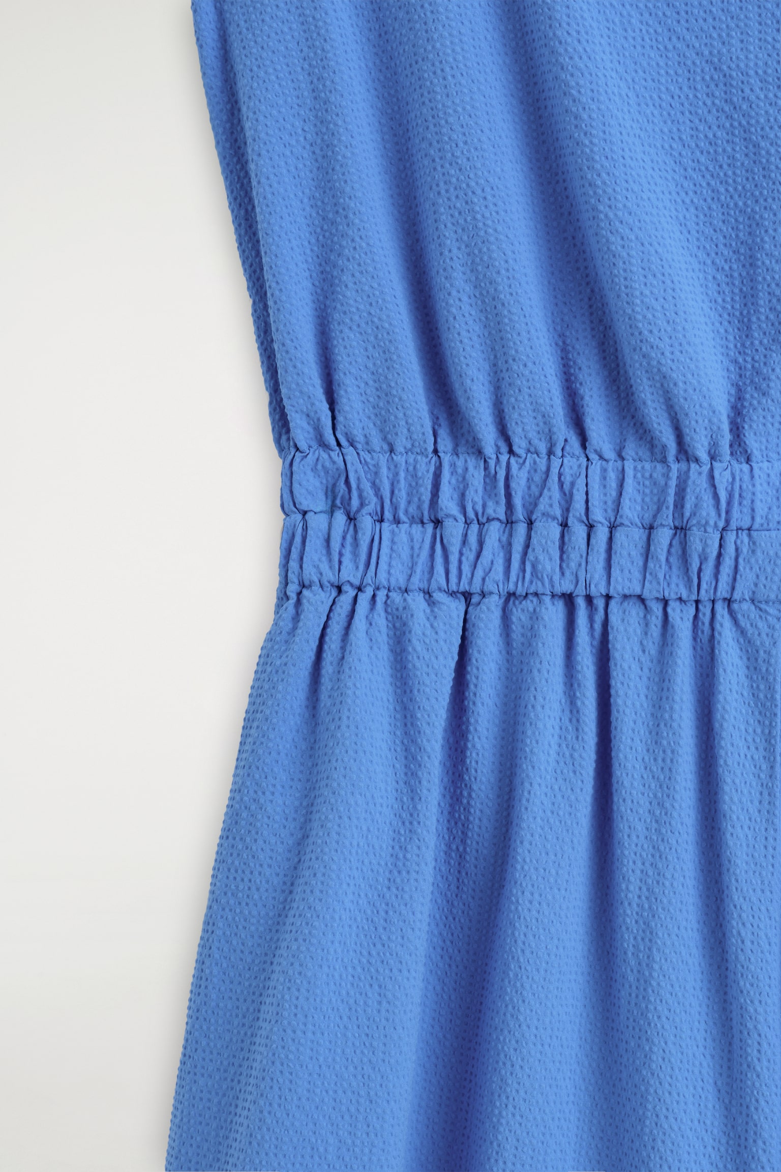 OVERAL S OTVORENÝM CHRBTOM A ŠIROKÝMI NOHAVICAMI Z SEERSUCKER MATERIÁLU - MODRÁ/HNEDÁ - 4