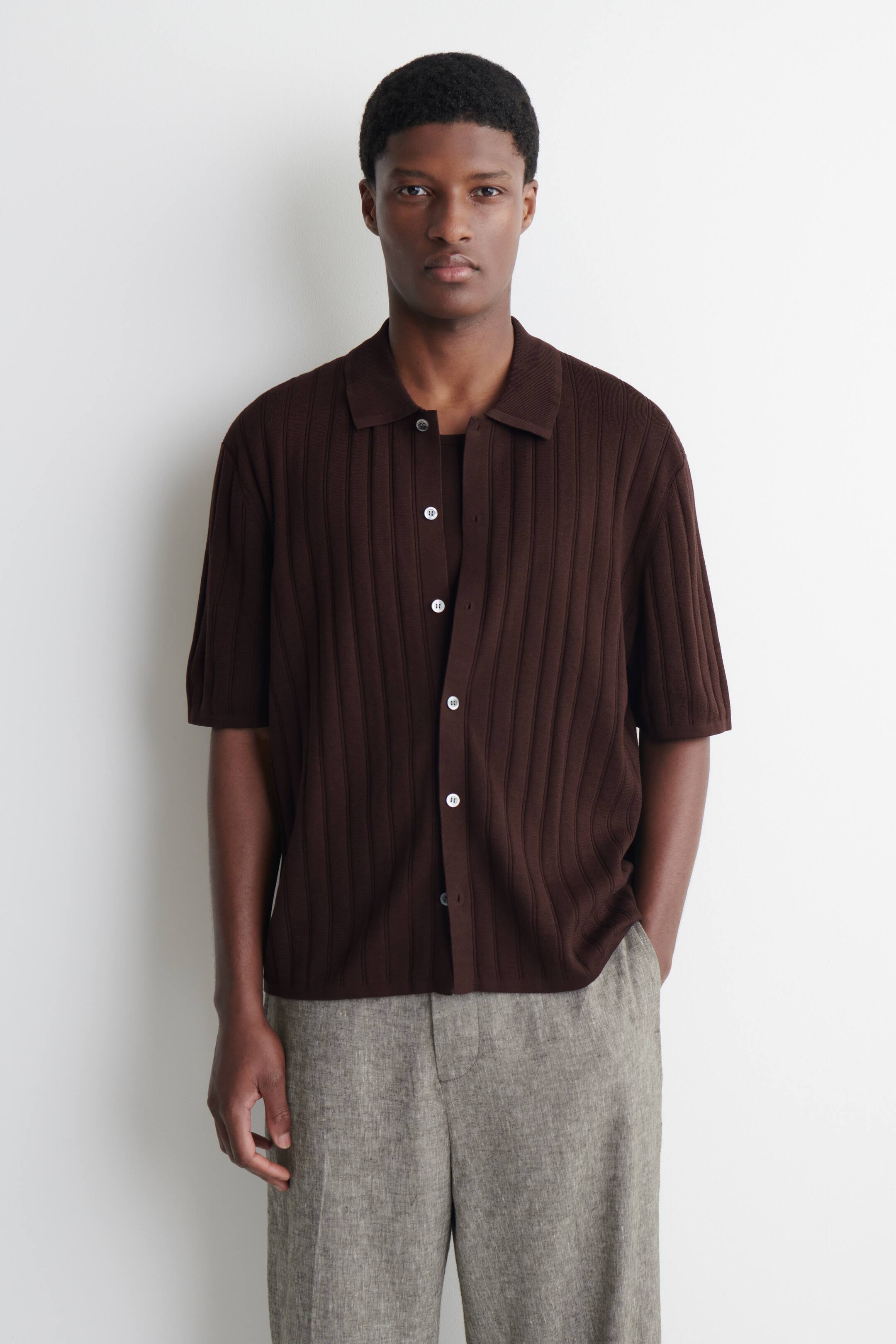 הצגת תמונה גדולה יותר: RIBBED-KNIT COTTON SHIRT - חום כהה - Men | H&M IL 1