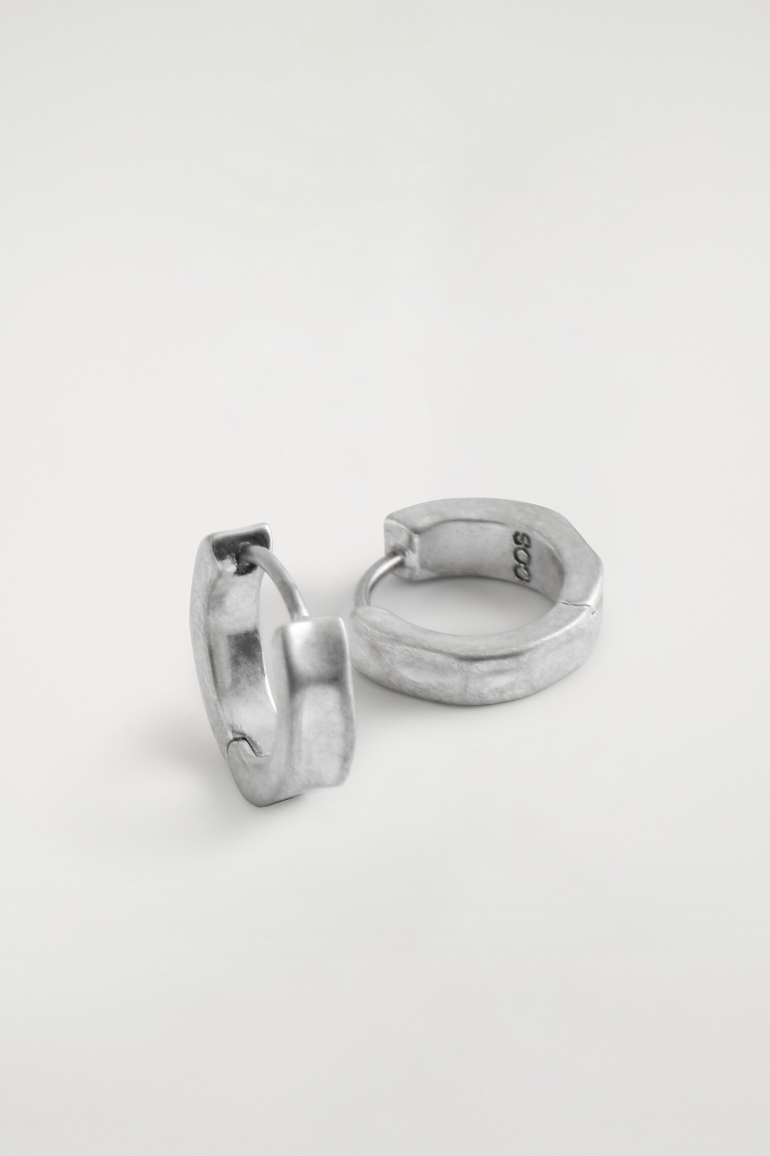 KLEINE GEHÄMMERTE CREOLEN - SILBER - 3