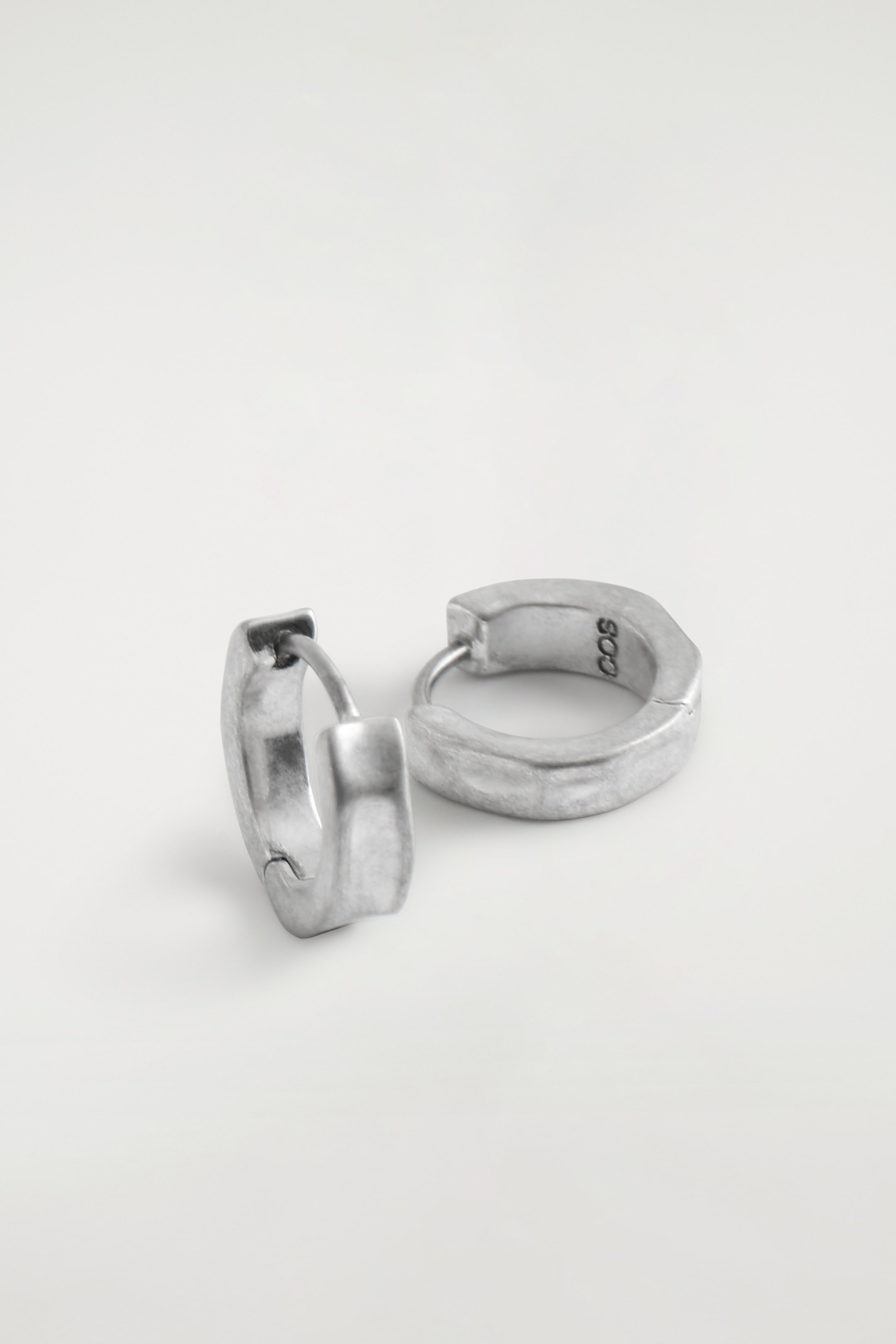Visualizza immagine più grande: ORECCHINI MINI A CERCHIO MARTELLATI - ARGENTO | H&M IT 4