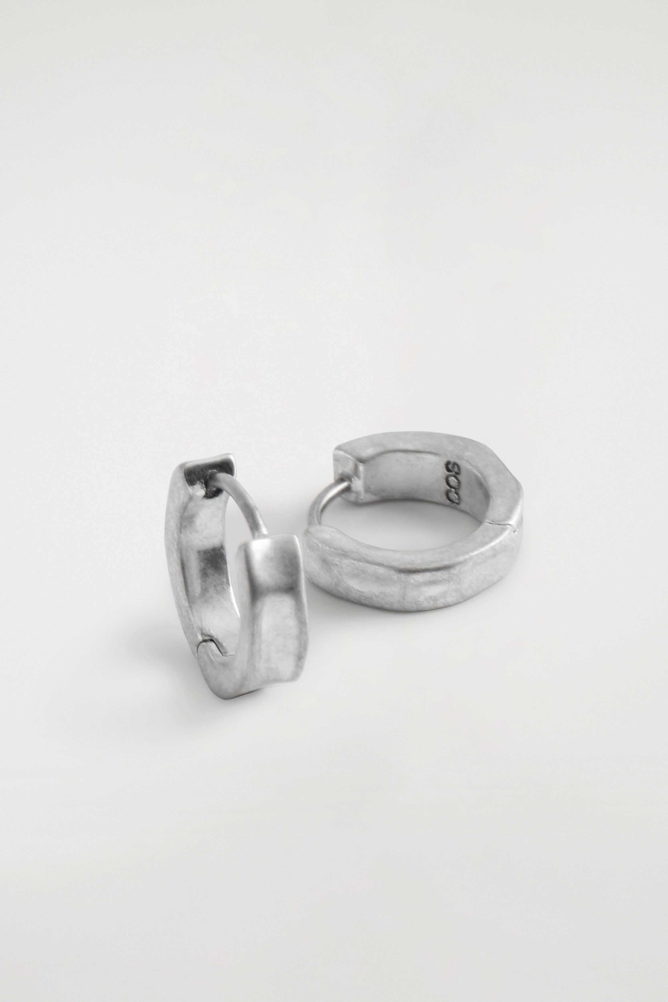 HAMMERED MINI HOOP EARRINGS - SILVER | COS