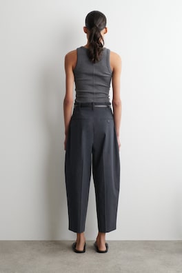 TAILORED COTTON BARREL-LEG PANTS — CHARCOAL 4