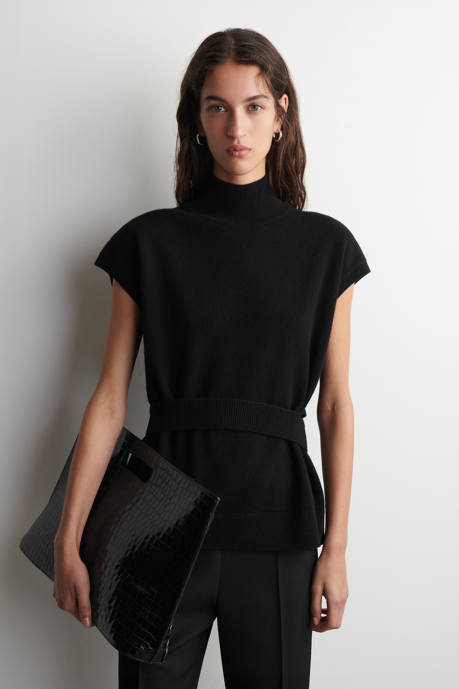 אפודת צמר צווארון משפך עם פרטי חגורה - שחור - 2