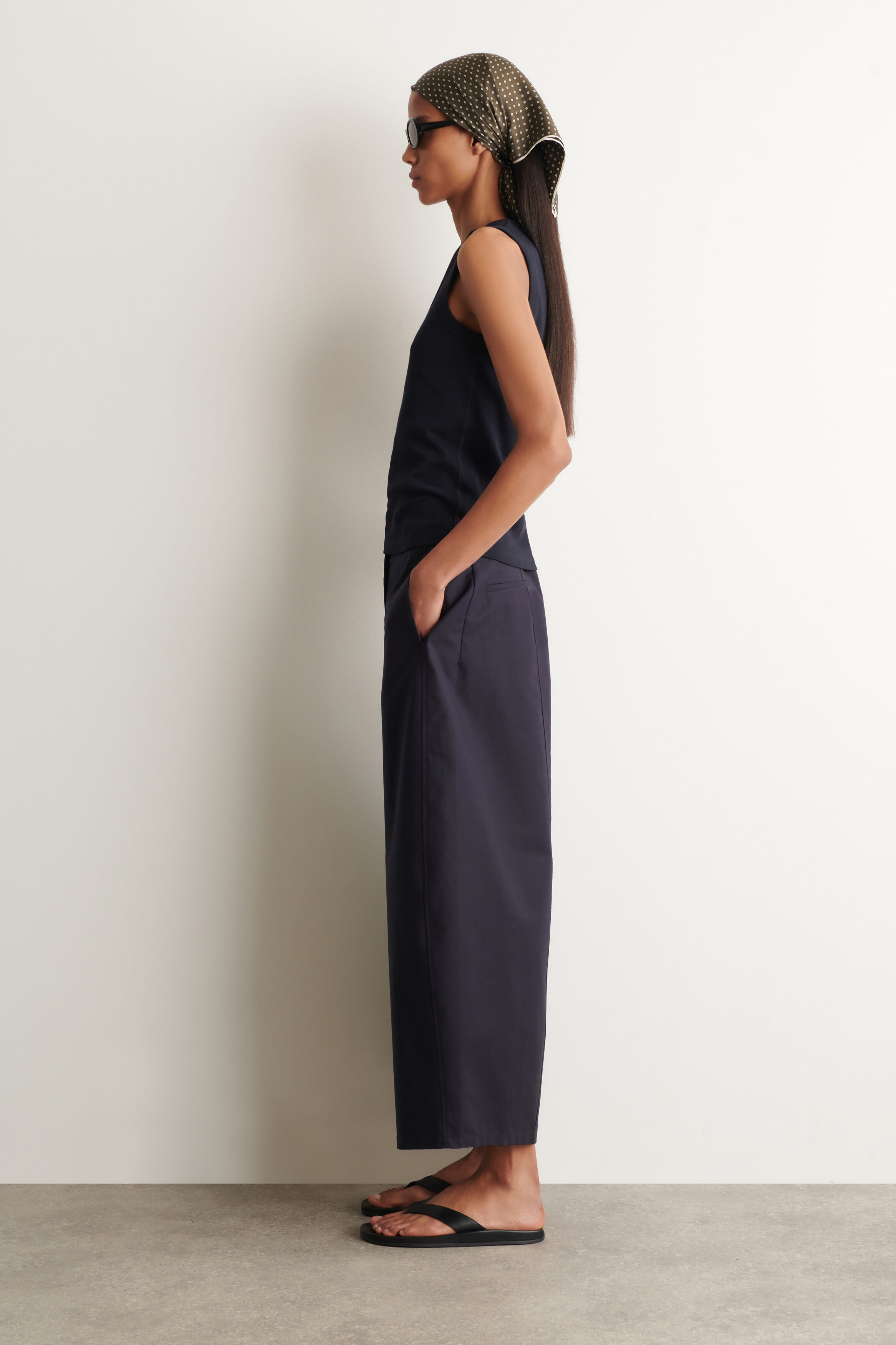 CROPPED BARREL-LEG COTTON TROUSERS - NAVY | COS