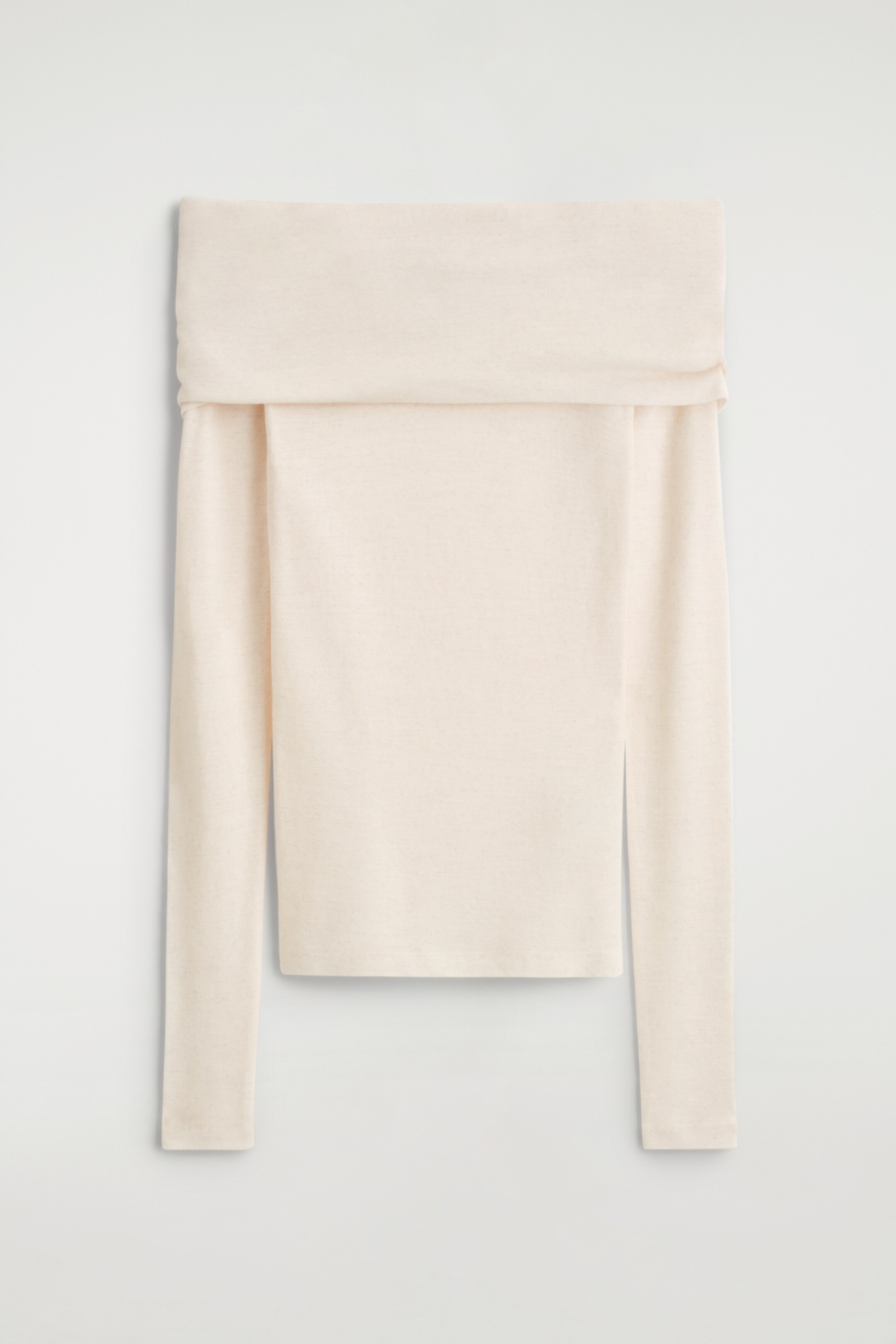 Agrandir l'image: Un haut blanc cassé à épaules dénudées est montré de face. Il présente un décolleté bardot plié, des manches longues et une silhouette ajustée.