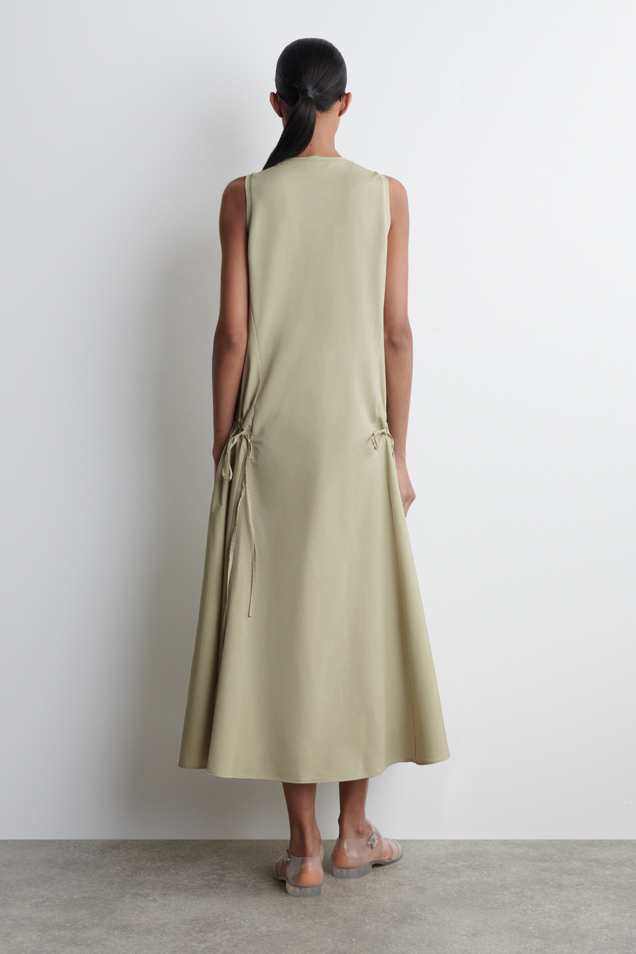Grösseres Bild ansehen: MIDIKLEID MIT SEITLICHEN RAFFUNGEN - PISTAZIENGRÜN - DAMEN | H&M CH 2