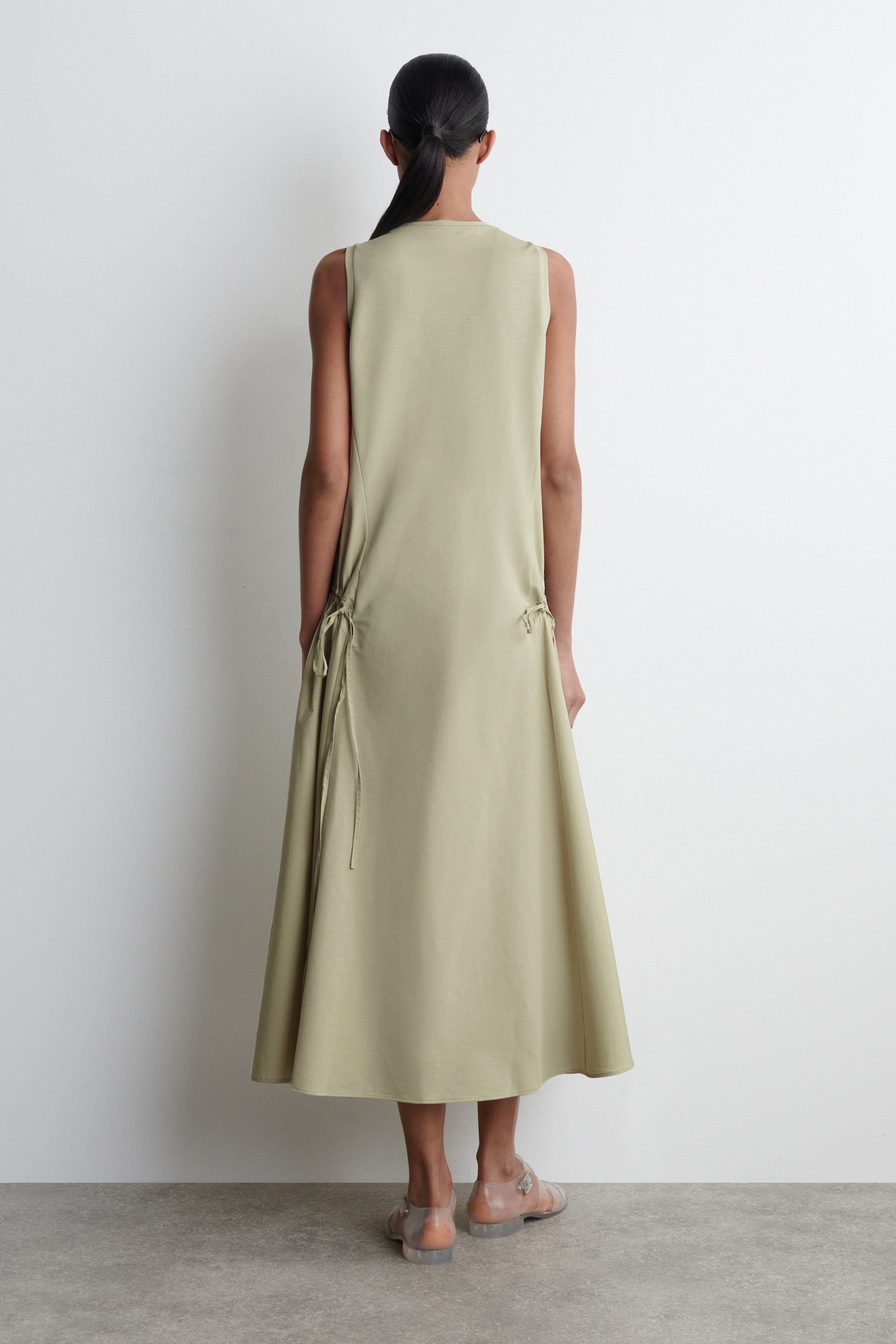 Ver imagen más grande: VESTIDO MIDI CON PANELES FRUNCIDOS - PISTACHO - MUJER | H&M ES 2