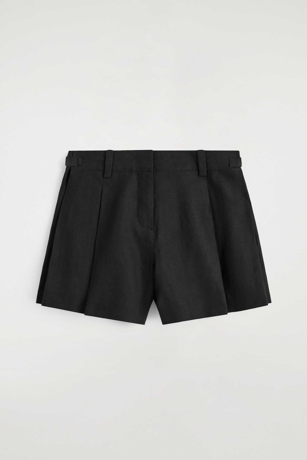 PLEATED BELTED LINEN SHORTS — BLACK