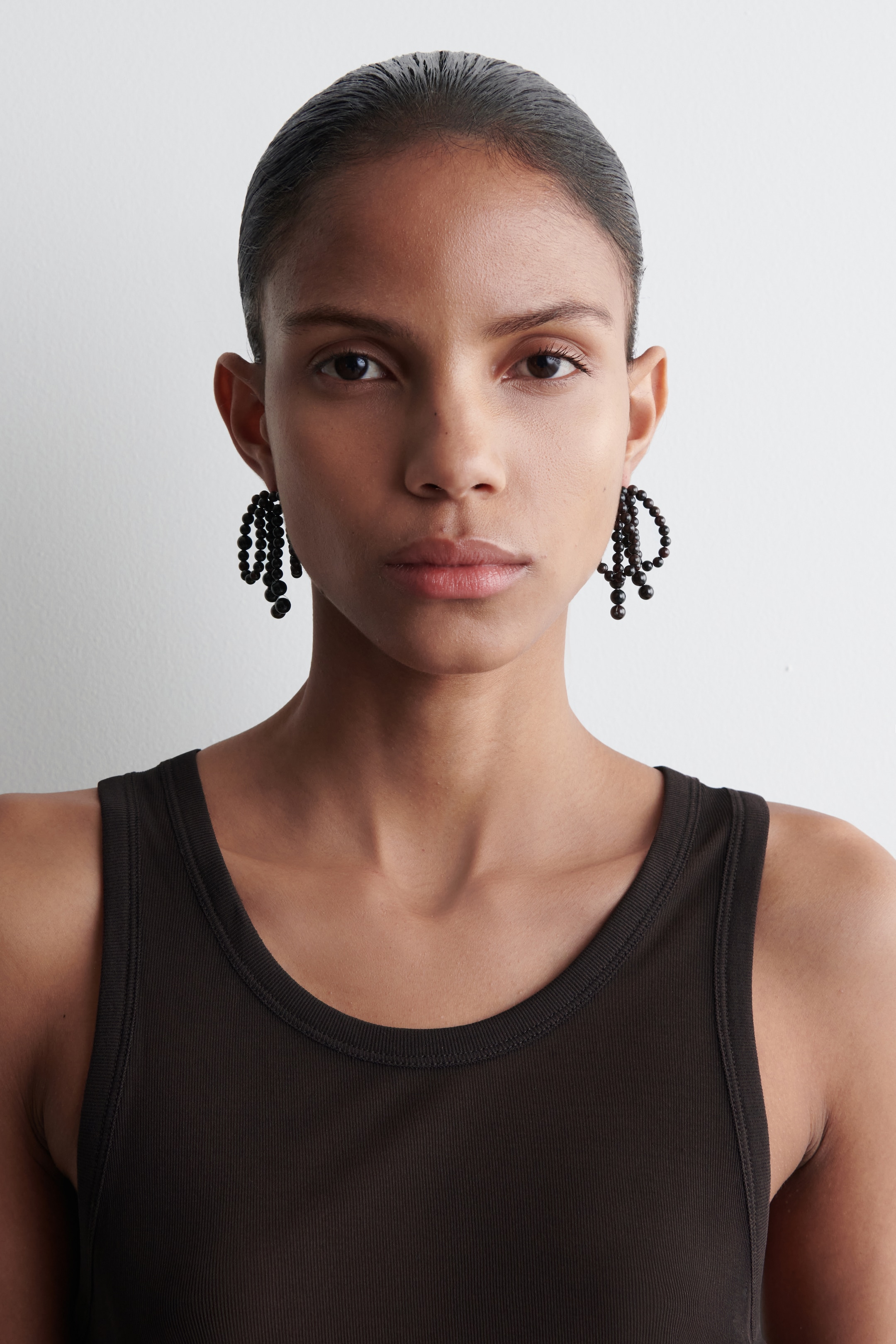 Grösseres Bild ansehen: SCHLEIFEN-OHRRINGE AUS GRANAT - DUNKELBRAUN - DAMEN | H&M CH 1