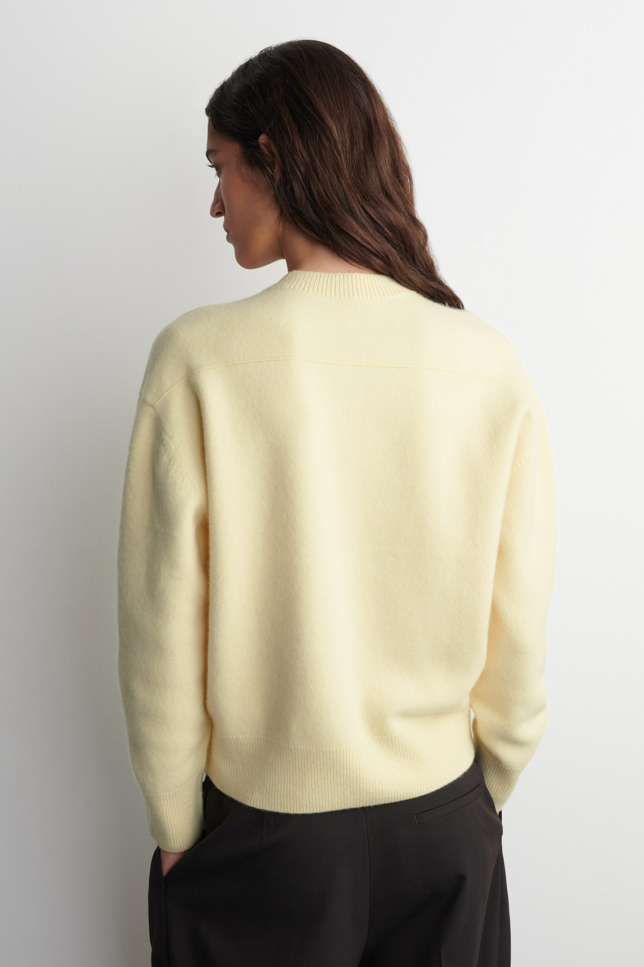 ROUNDED WOOL V-NECK SWEATER