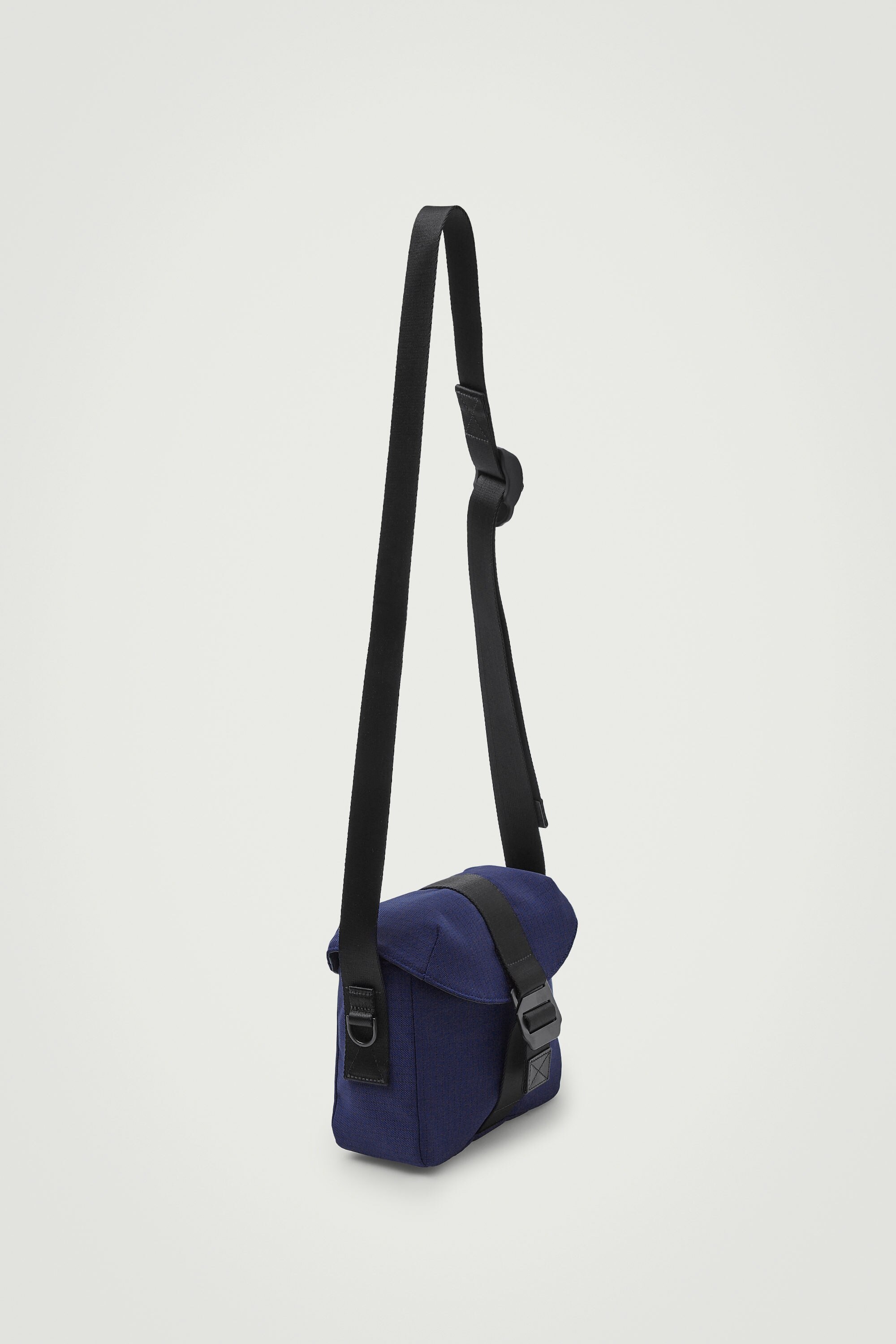 TORBA TYPU CROSSBODY Z MATERIAŁU RIPSTOP - CIEMNONIEBIESKI | COS