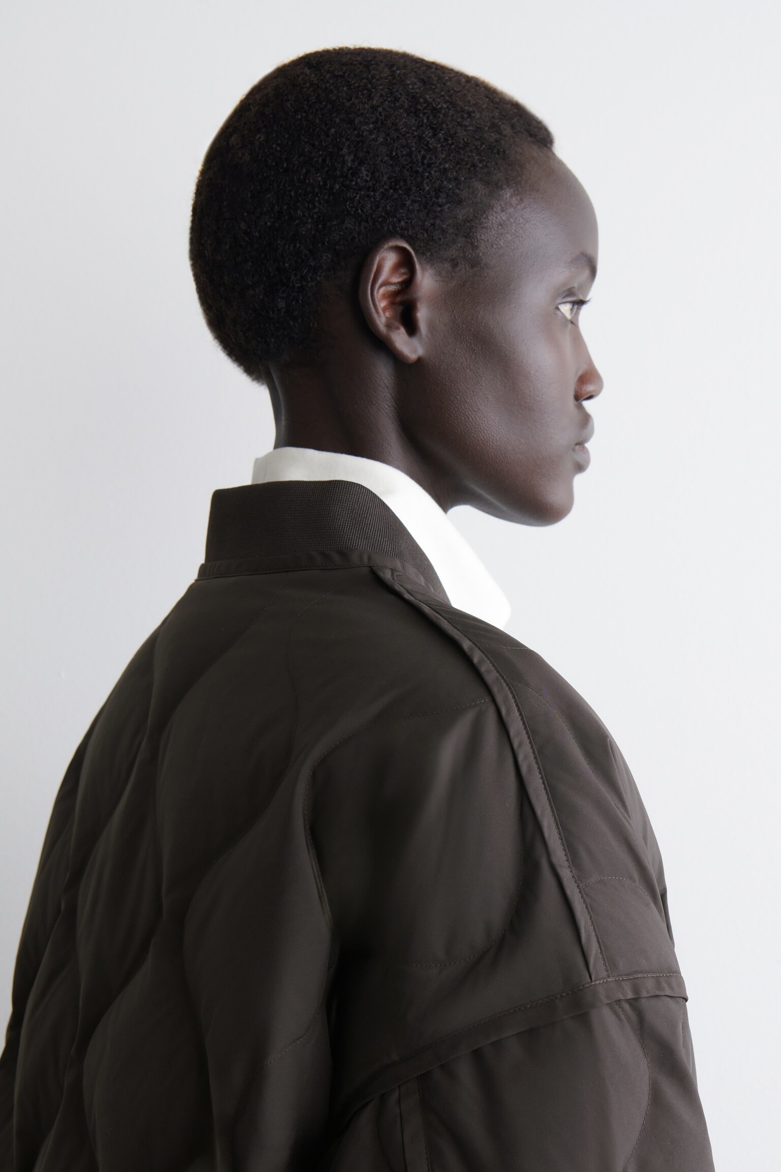 ABRIGO ACOLCHADO OVERSIZE - MARRÓN OSCURO/MARFIL - 4