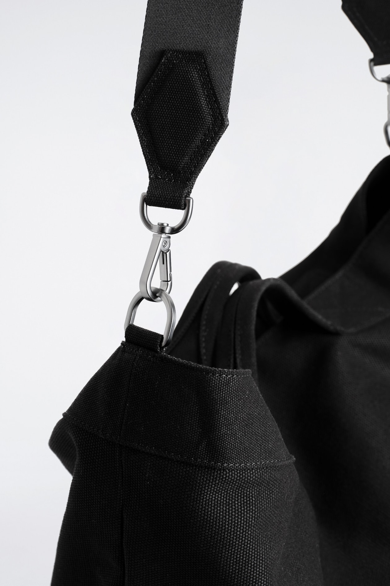 PURSUIT MESSENGER BAG - CANVAS — BLACK