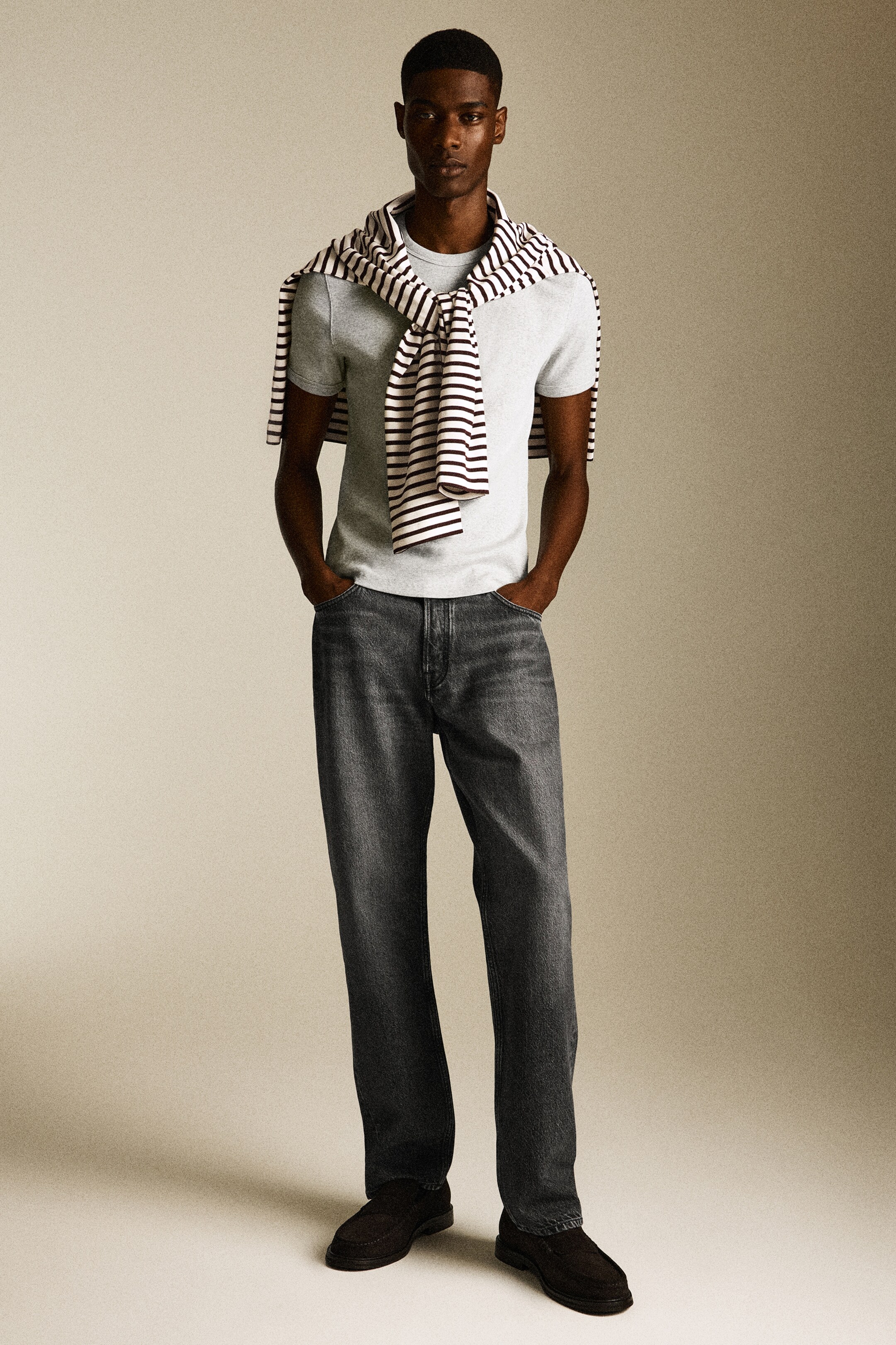 הצגת תמונה גדולה יותר: ג'ינס חתך ישר חתימת המותג - שחור מושרה - Men | H&M IL 8