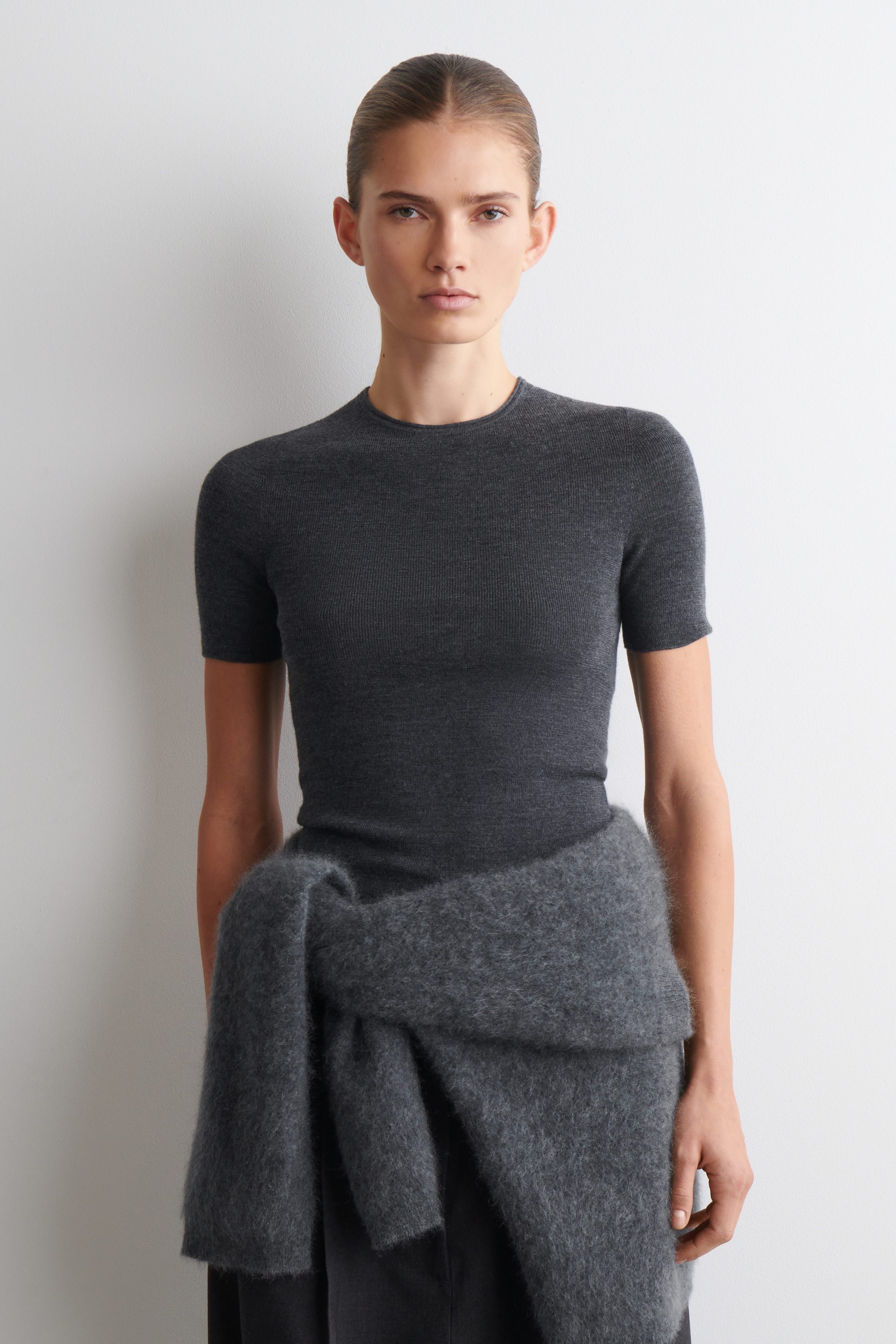 SEAMLESS MERINO WOOL T-SHIRT - CHARCOAL MÉLANGE | COS US