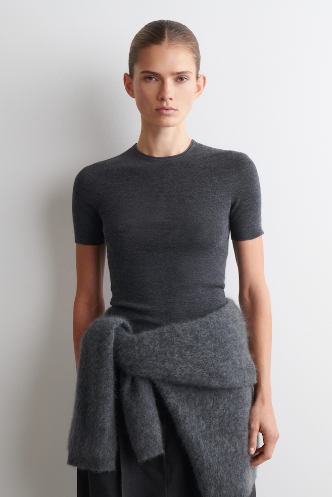 SEAMLESS MERINO WOOL T-SHIRT — CHARCOAL MÉLANGE