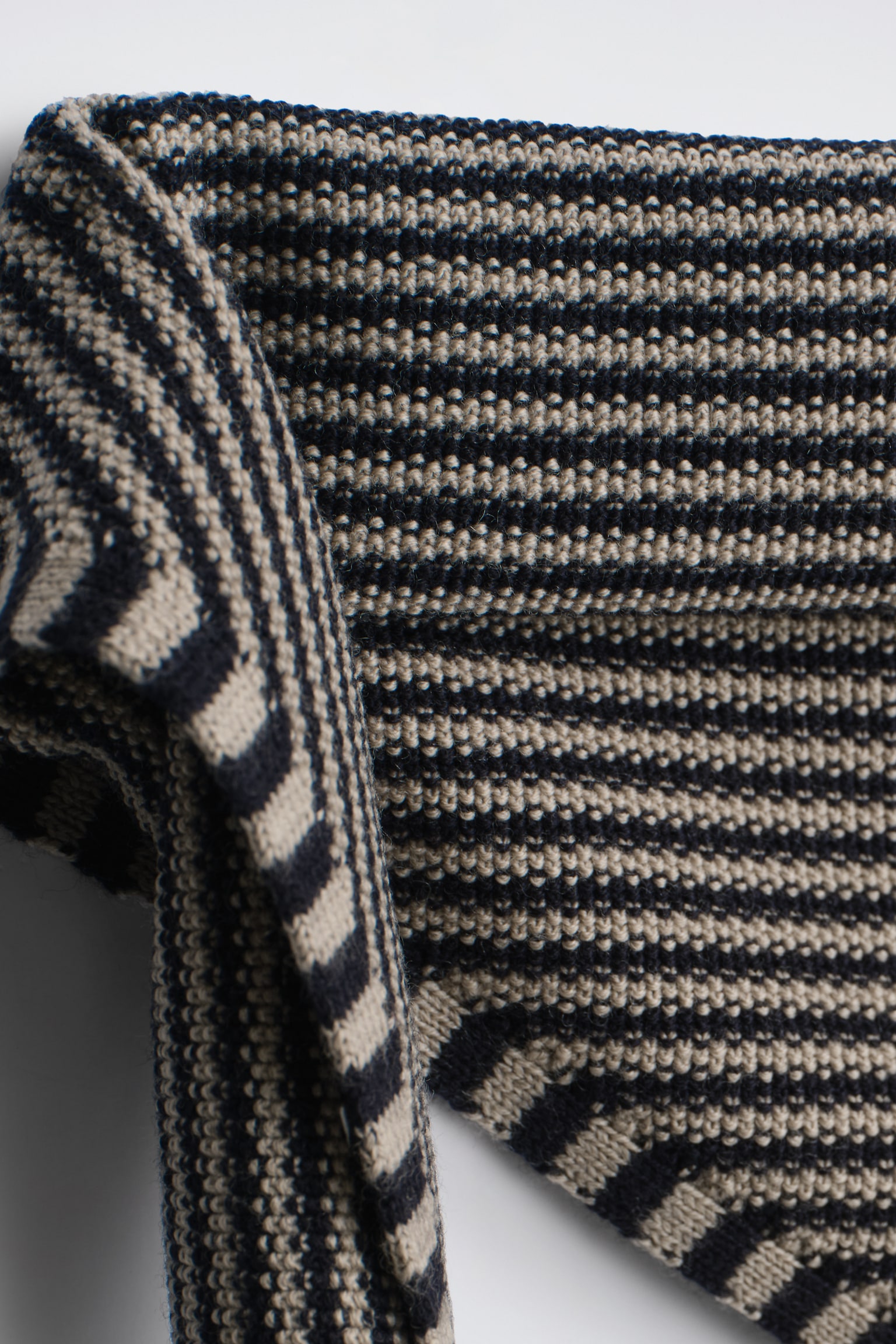 TRIANGLE EN MAILLE DE LAINE MÉRINOS TEXTURÉE - BEIGE / NOIR / RAYURES/BLEU MARINE - 3