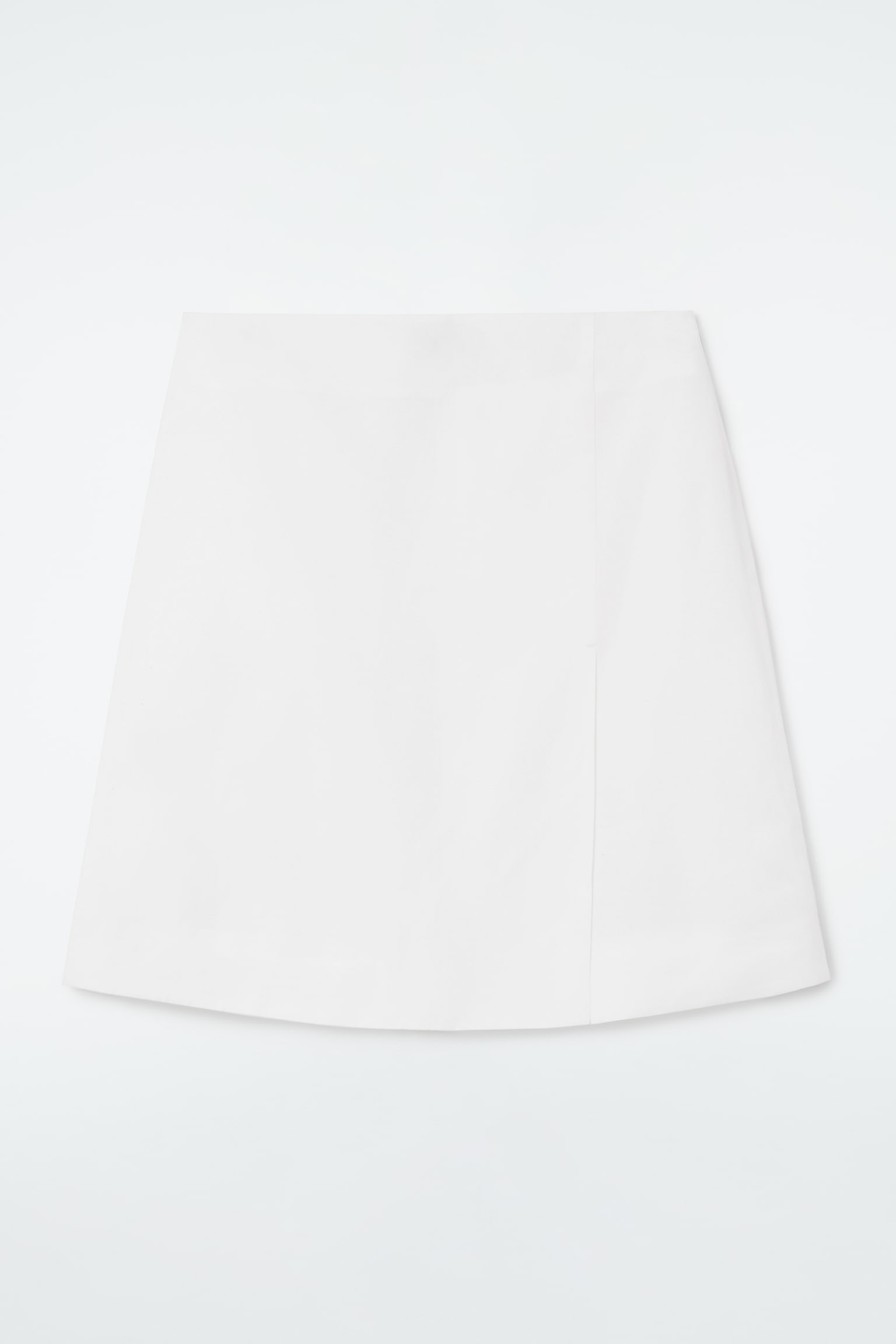 FRONT-PLEAT MINI SKIRT - WHITE/BLACK