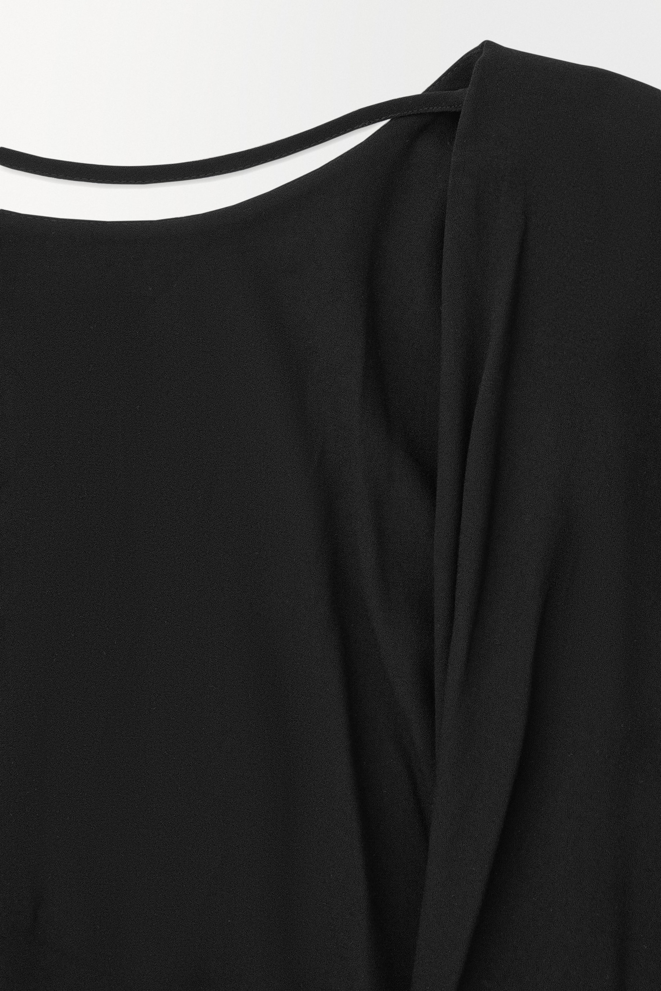 DAS DRAPIERTE MINIKLEID MIT RÜCKENAUSSCHNITT