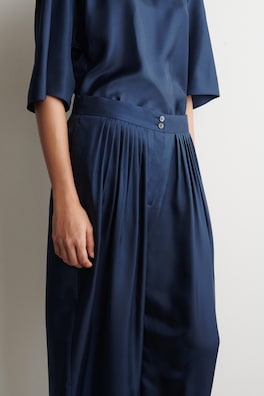 DRAPED PLEATED SILK STRAIGHT-LEG PANTS — NAVY 3