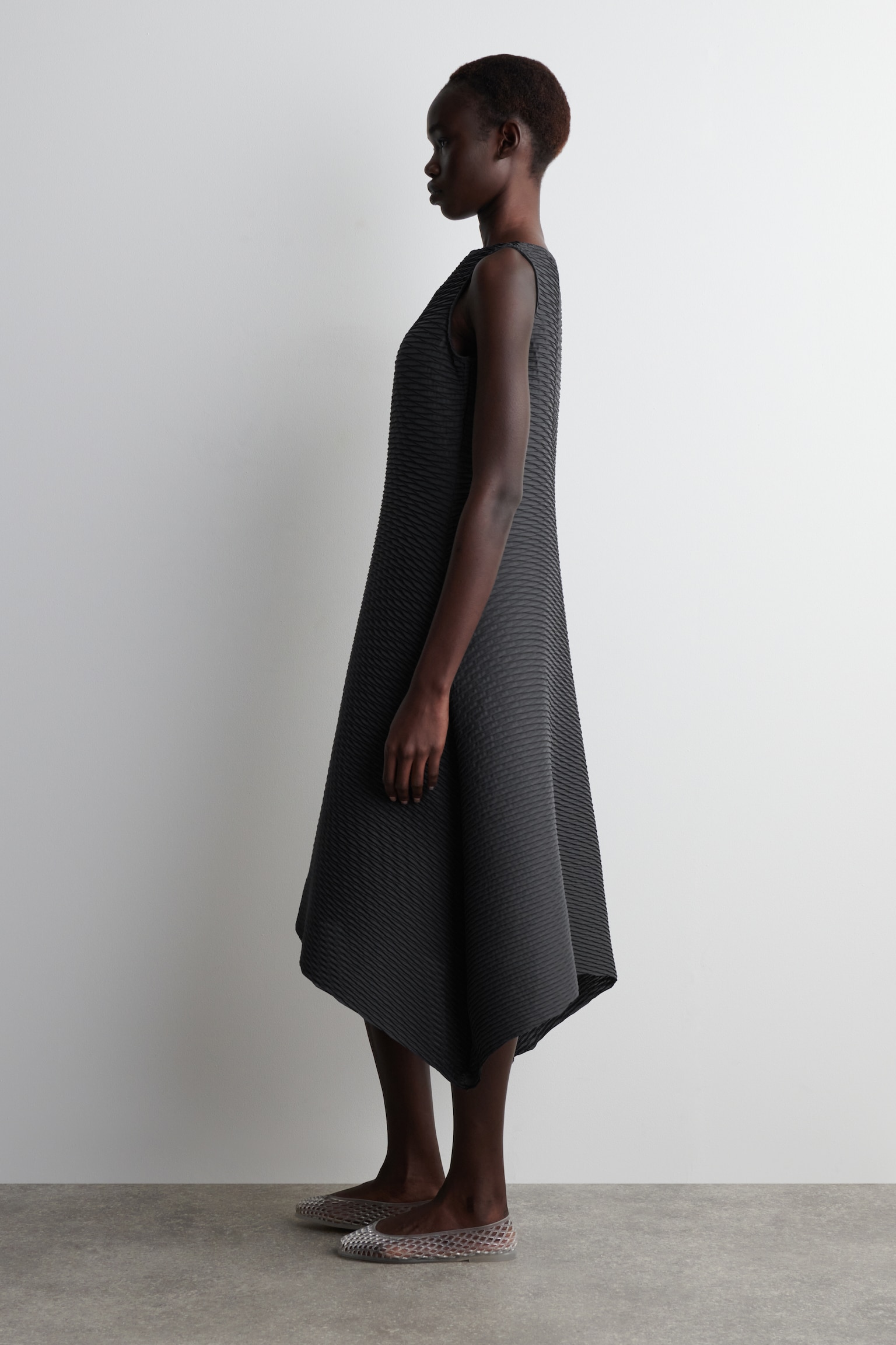 VESTIDO MIDI PLISADO VOLUMINOSO - ANTRACITA/NEGRO - 4