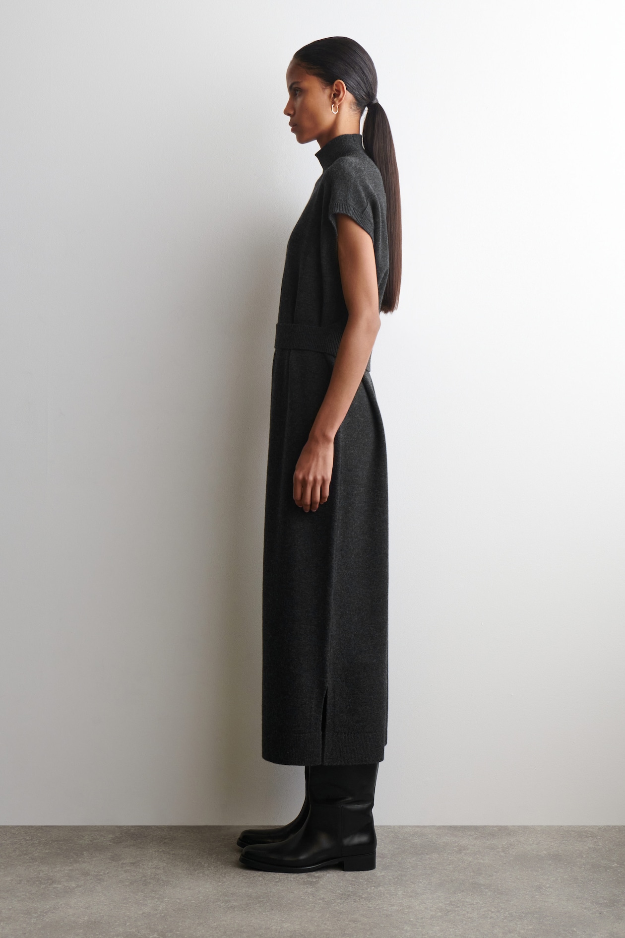 BELT-DETAIL MERINO WOOL MOCK-NECK DRESS — DARK-GRAY MÉLANGE
