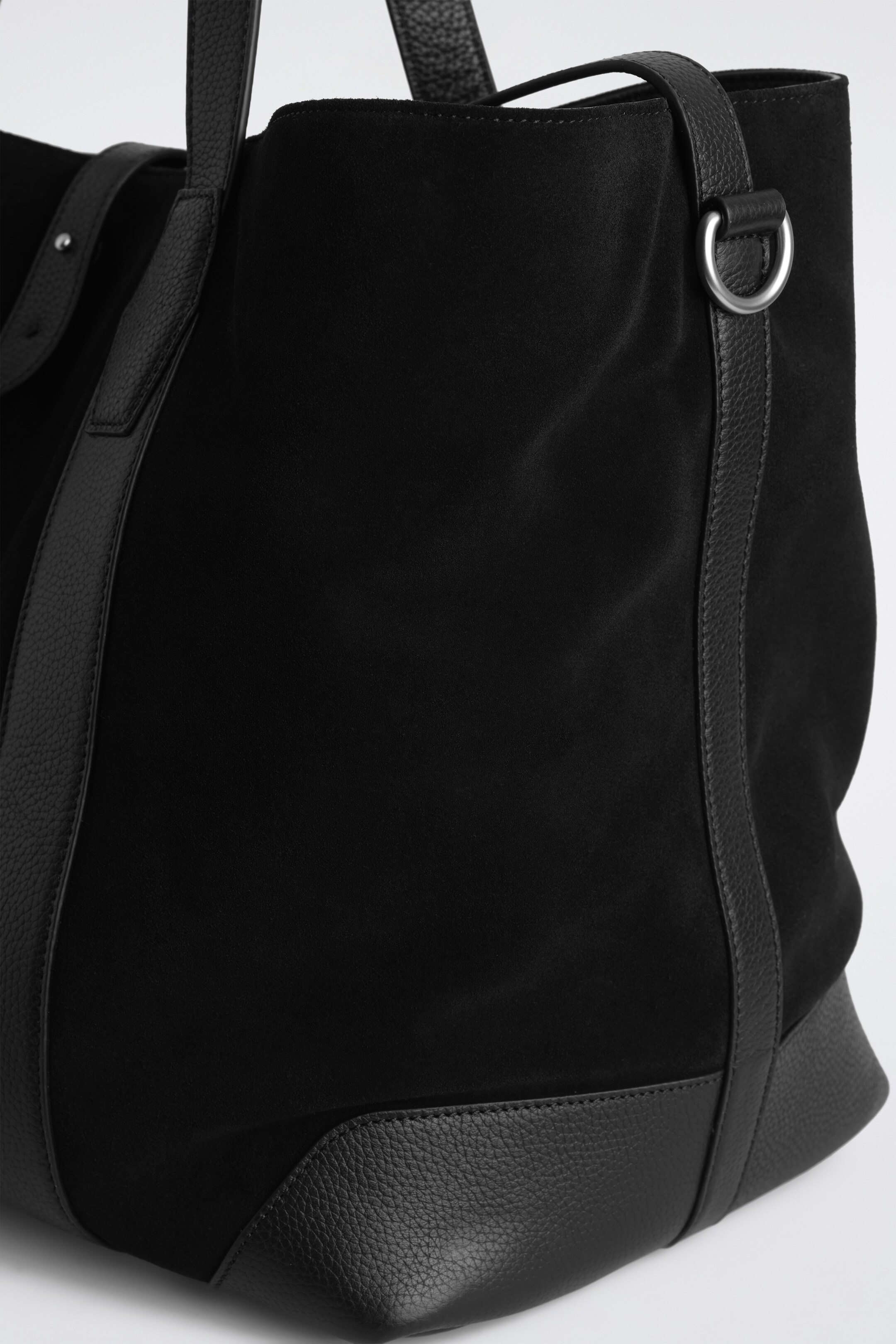 Ver imagen más grande: WEEKENDER TOTE BAG - SUEDE - NEGRO - HOMBRE | H&M ES 4