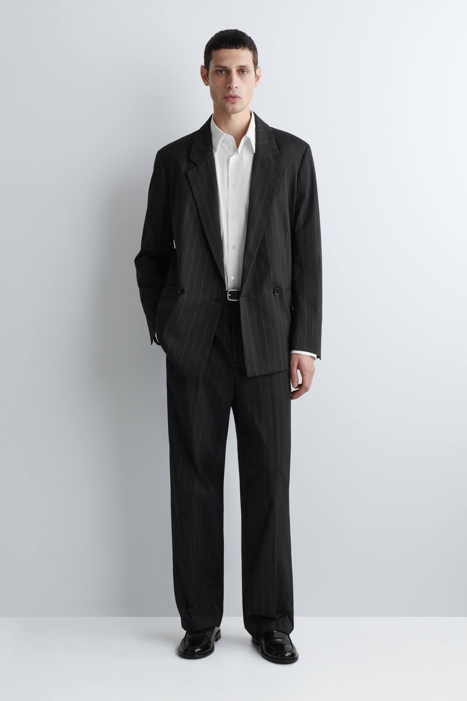 SKRÄDDAD SKJORTA I BOMULLSPOPLIN - VIT/MARINBLÅ/KRITSTRECKSRANDIG - 4