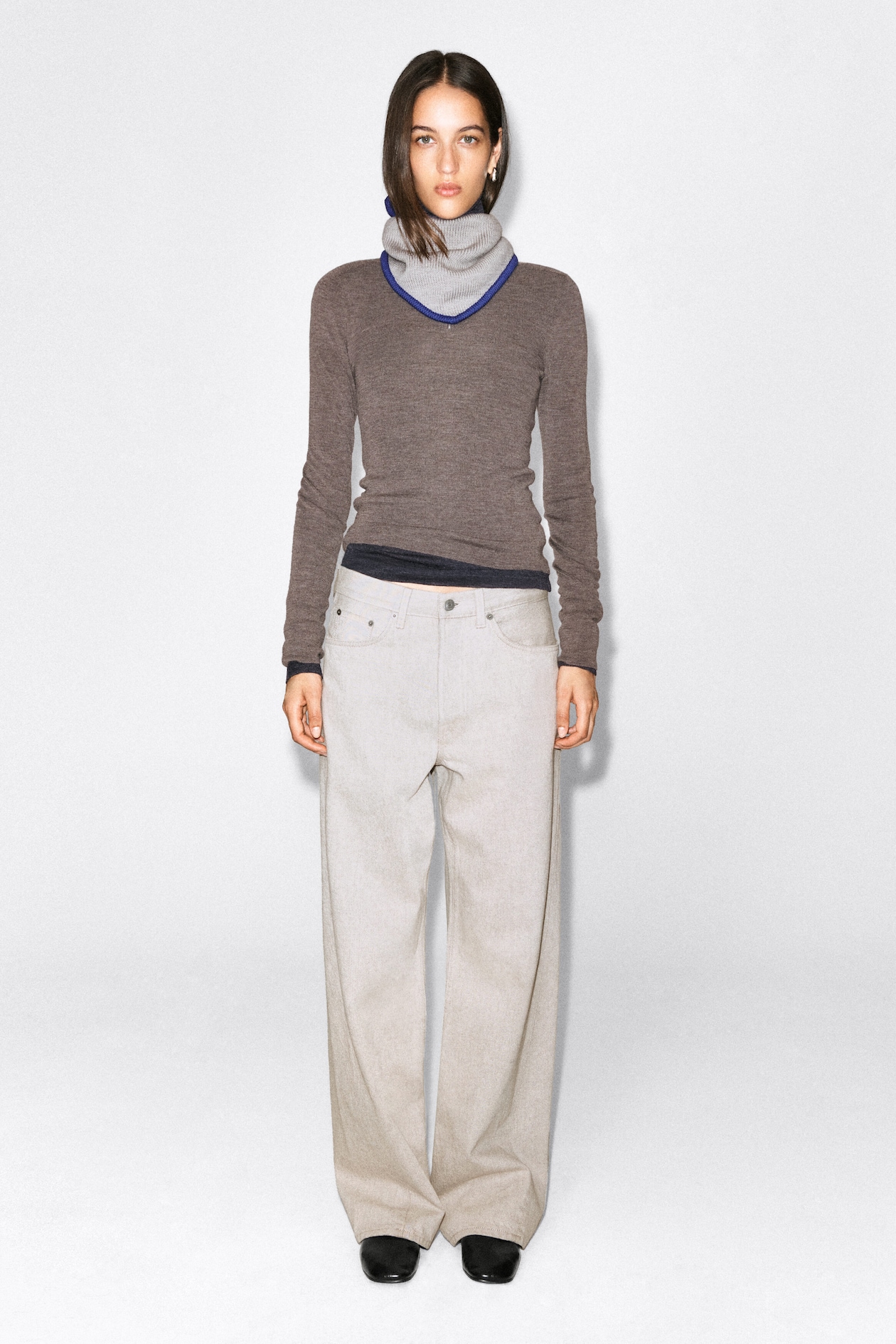 CONTRAST-TIPPED MERINO WOOL TRIANGLE SCARF — GREY / COBALT