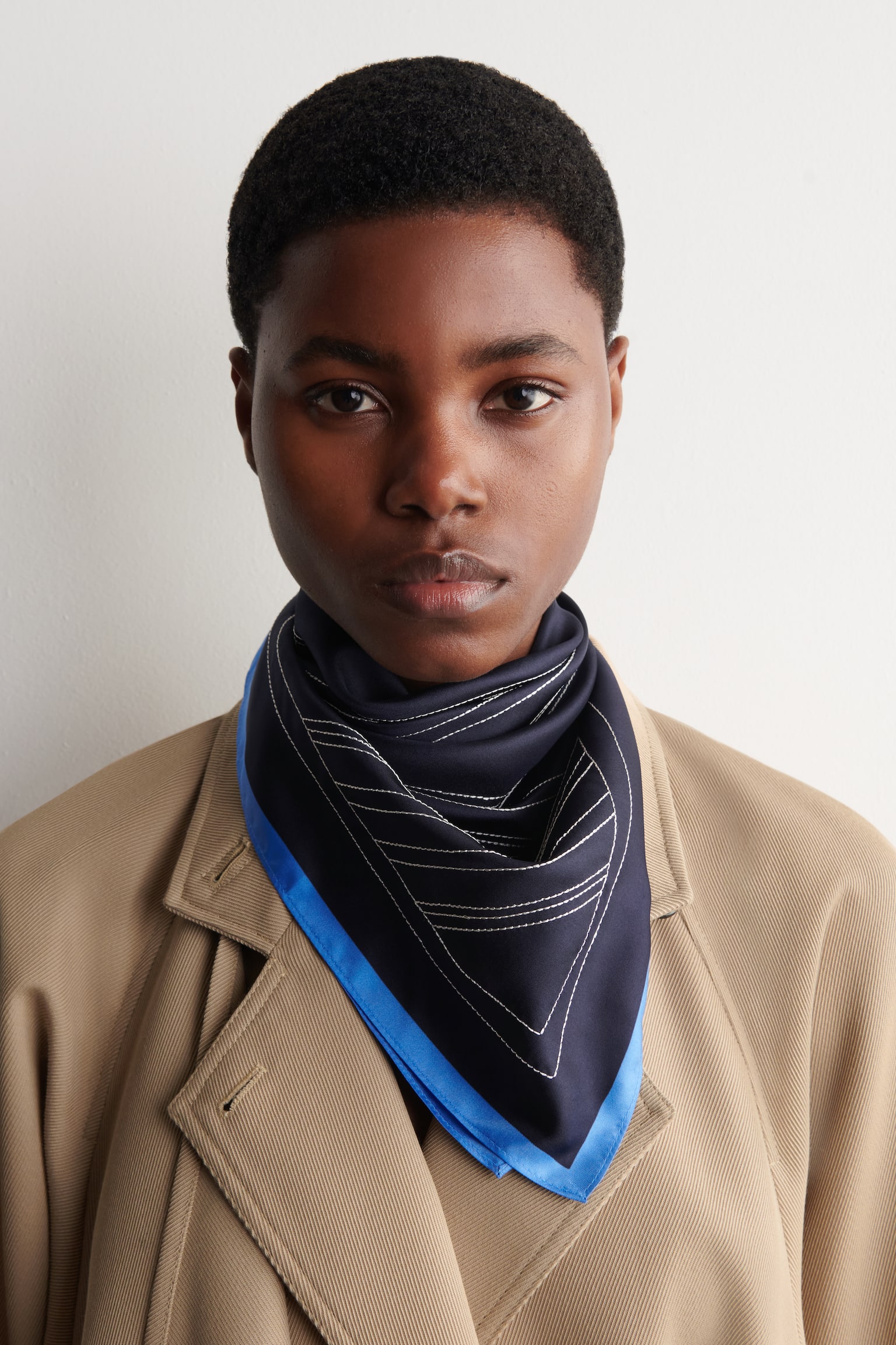 FOULARD EN SOIE BRODÉE - BLEU MARINE / RAYURES - 1