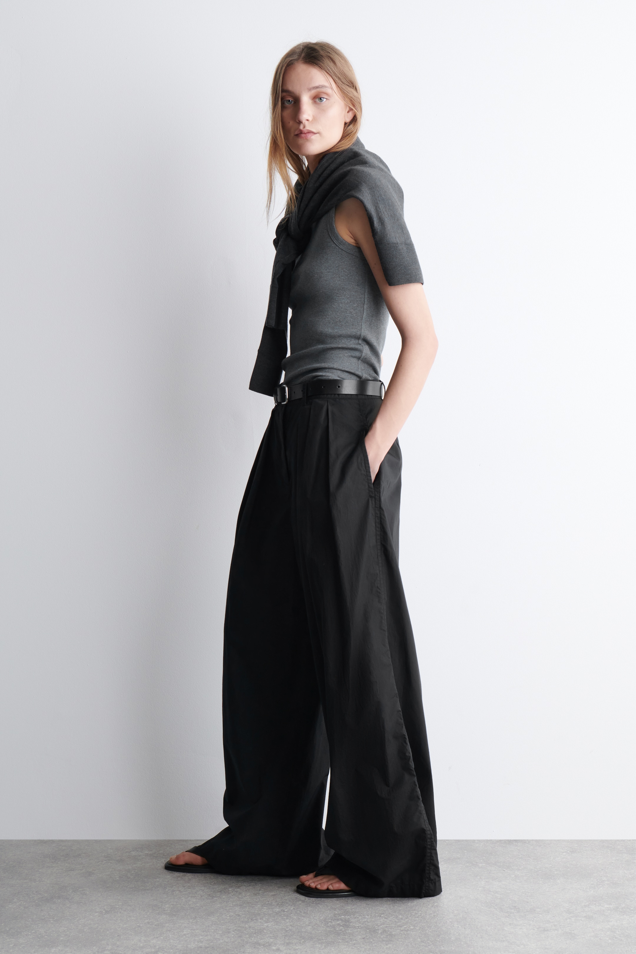 Agrandir l'image: PANTALON LARGE À PLIS EN COTON - NOIR - FEMME | H&M CH 3
