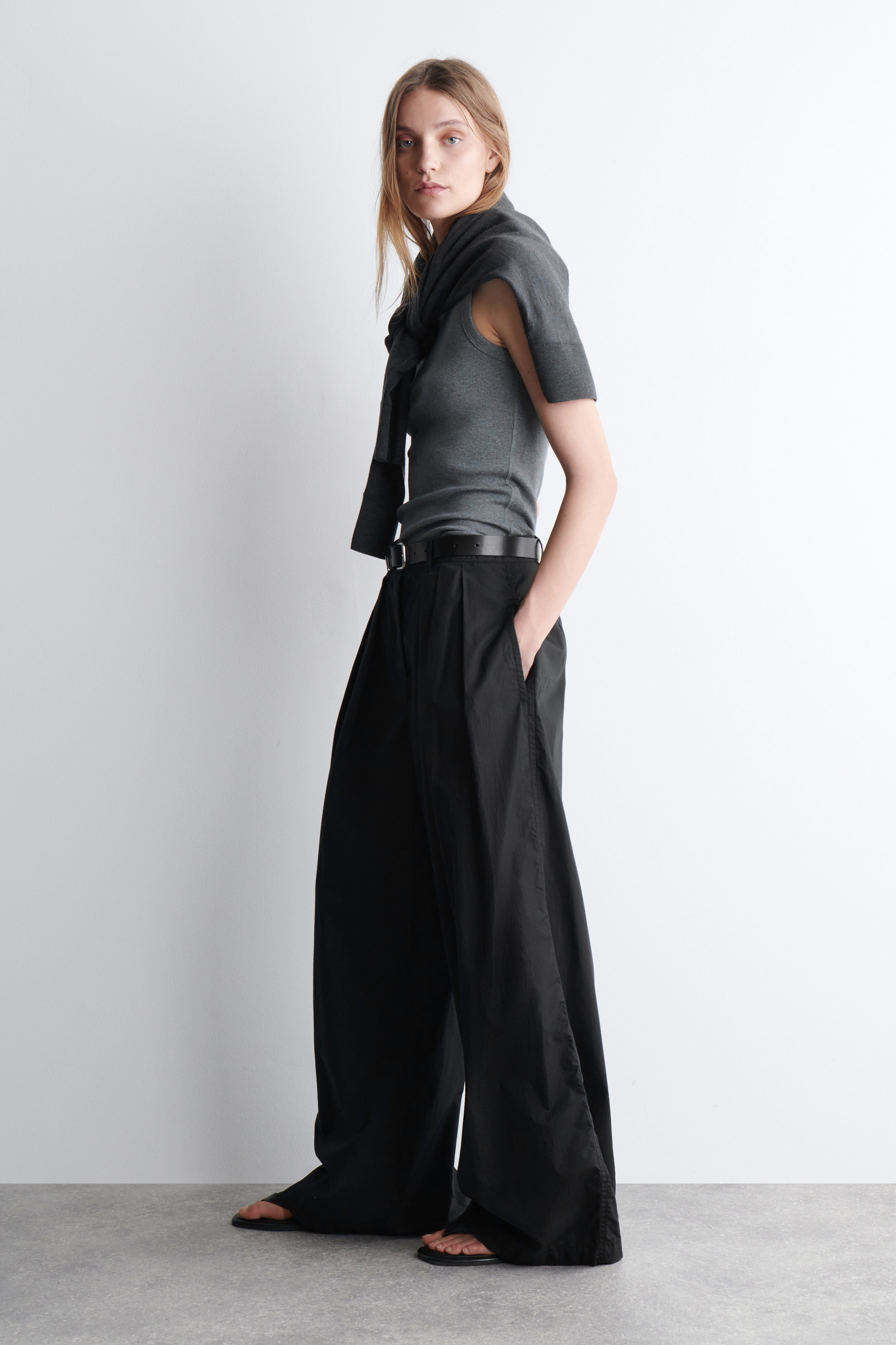 パンツ cos PLEATED WIDE-LEG COTTON TROUSERS PLEATED COTTON WIDE-LEG TROUSERS - BLACK | COS