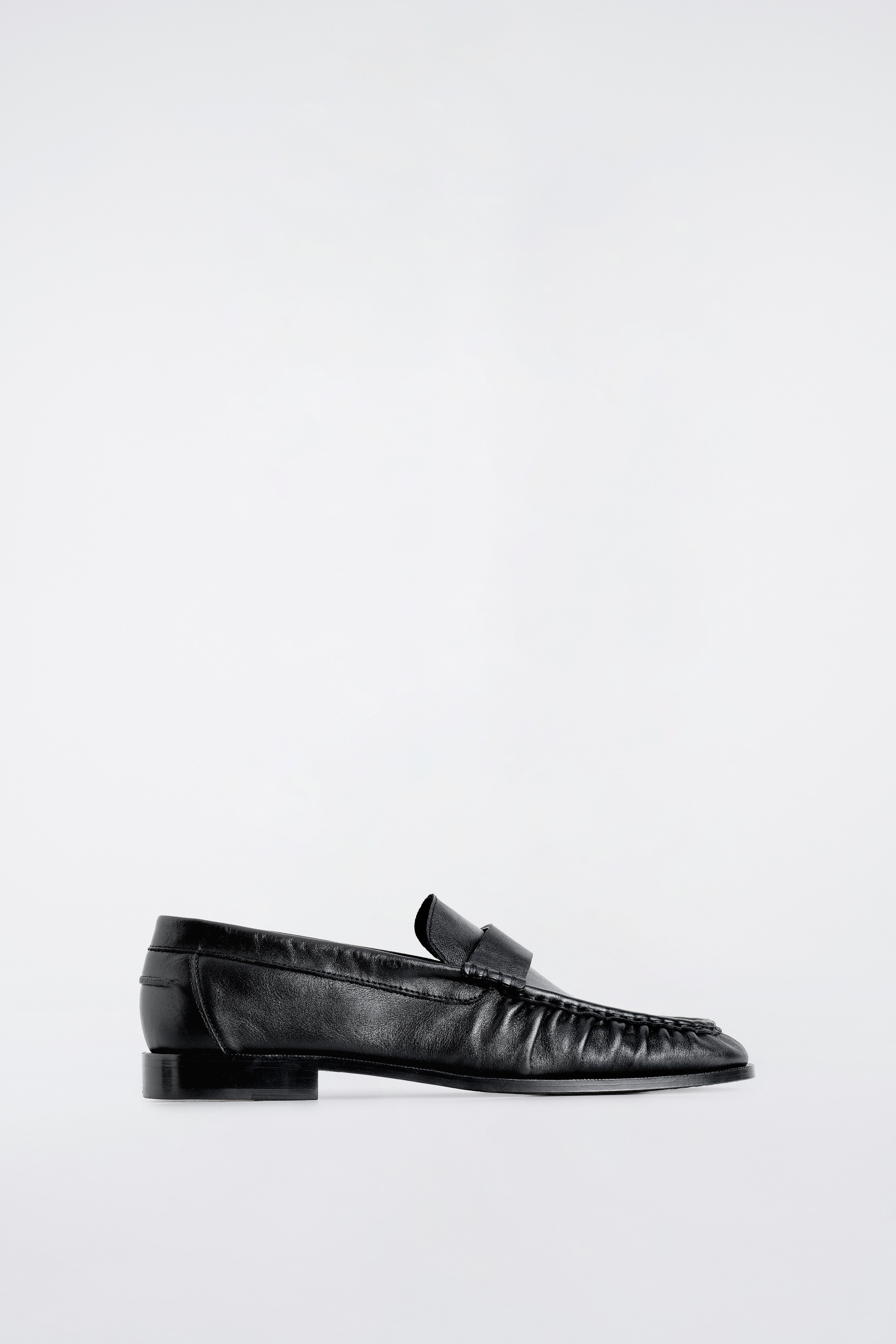 MOCASINES PIEL FRUNCIDOS - NEGRO