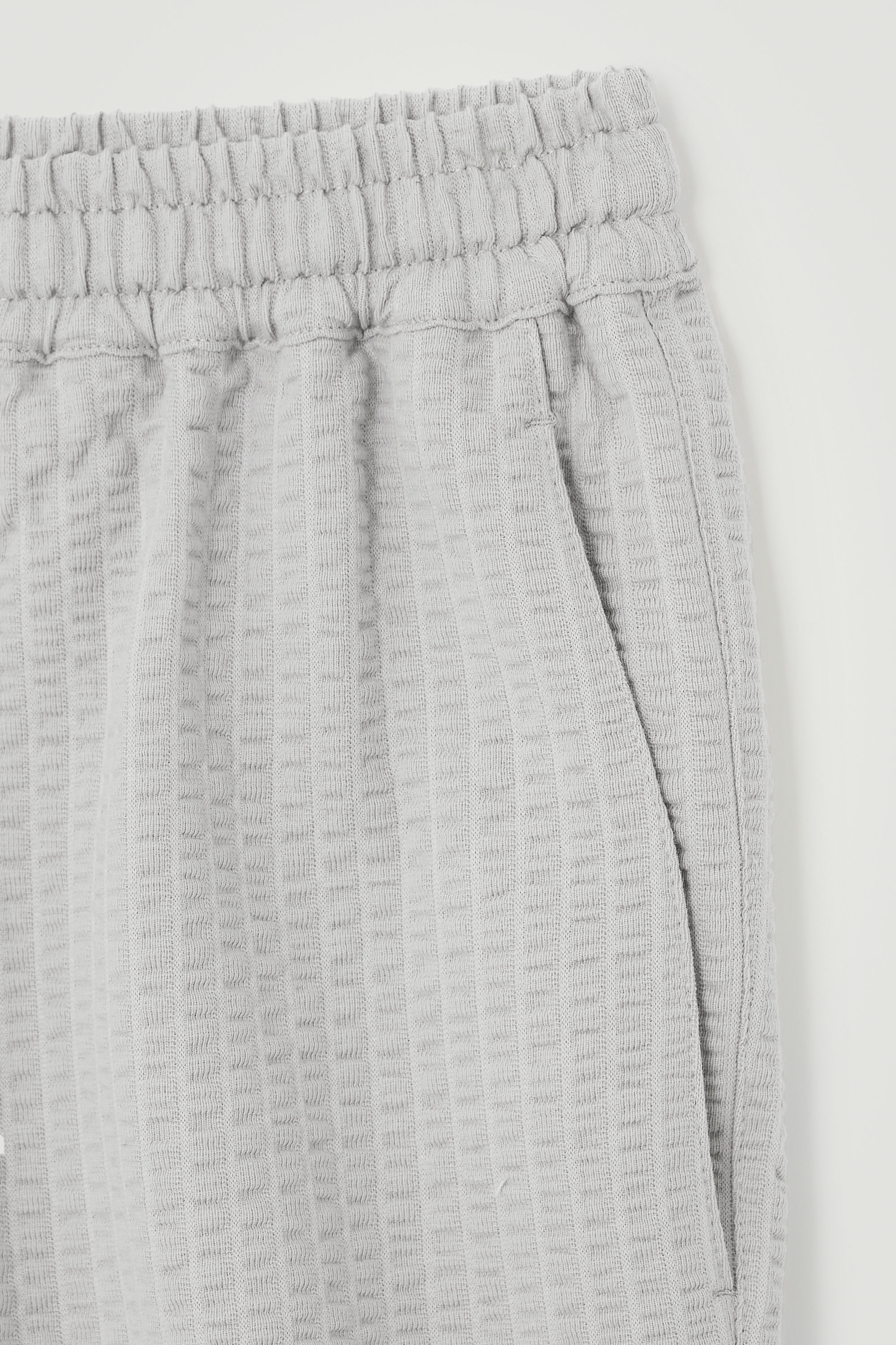 SEERSUCKER ELASTICATED SHORTS - GREY | COS