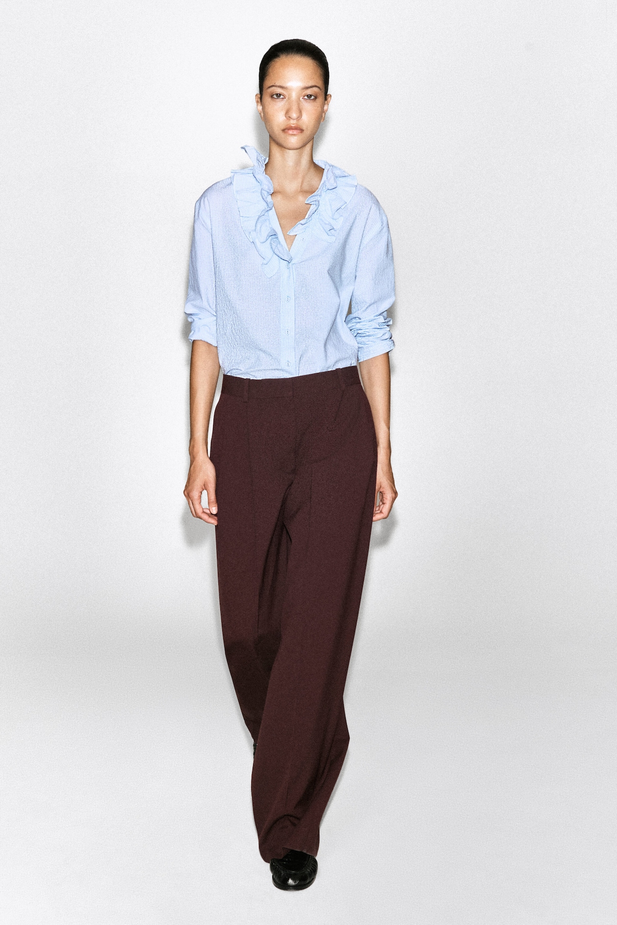 RUFFLE-COLLAR SEERSUCKER BLOUSE — BLUE / STRIPED
