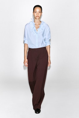 RUFFLE-COLLAR SEERSUCKER BLOUSE — BLUE / STRIPED 2