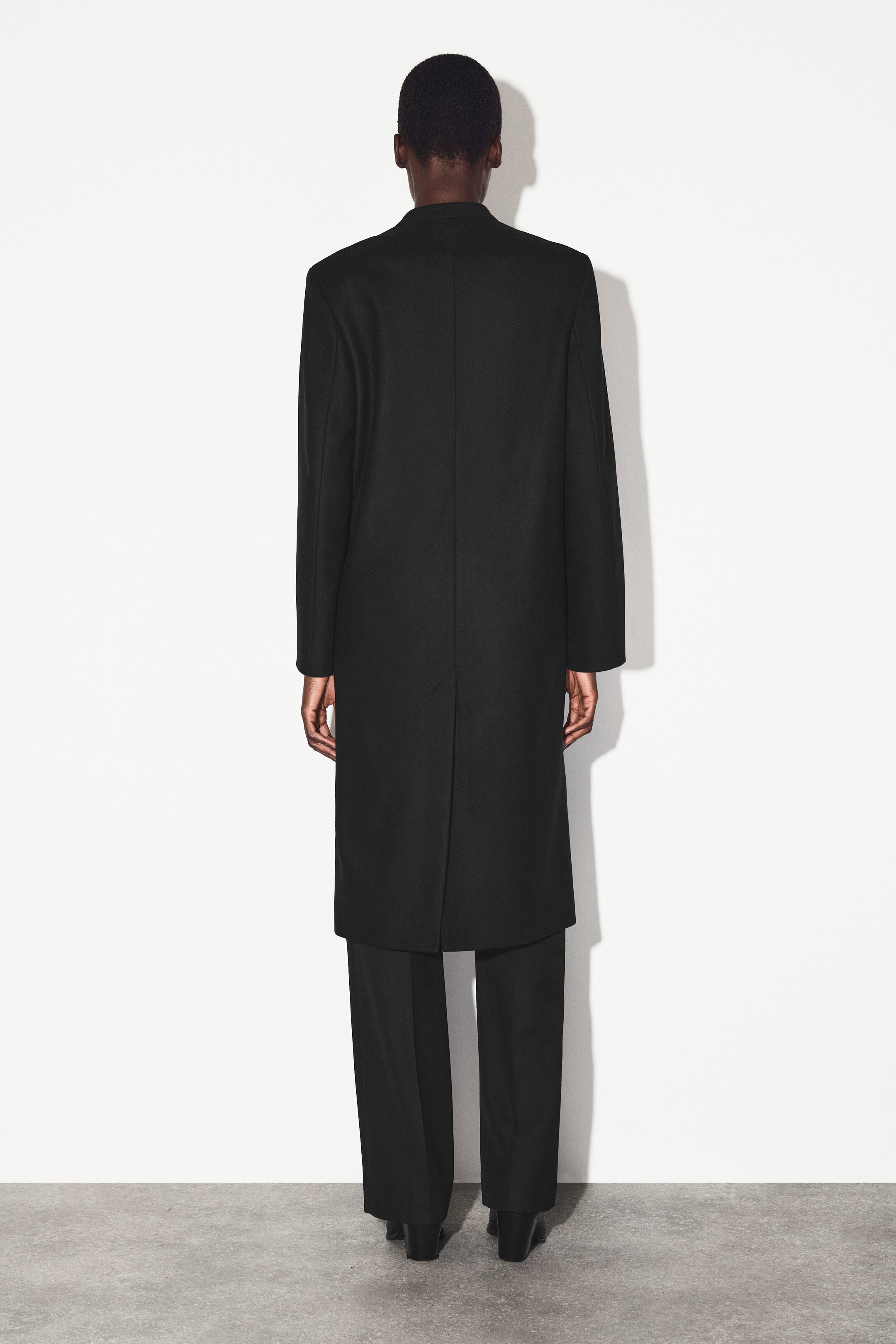 Zobraziť väčší obrázok: COLLARLESS WOOL-CASHMERE LONG COAT - ČIERNA - ŽENY | H&M SK 4