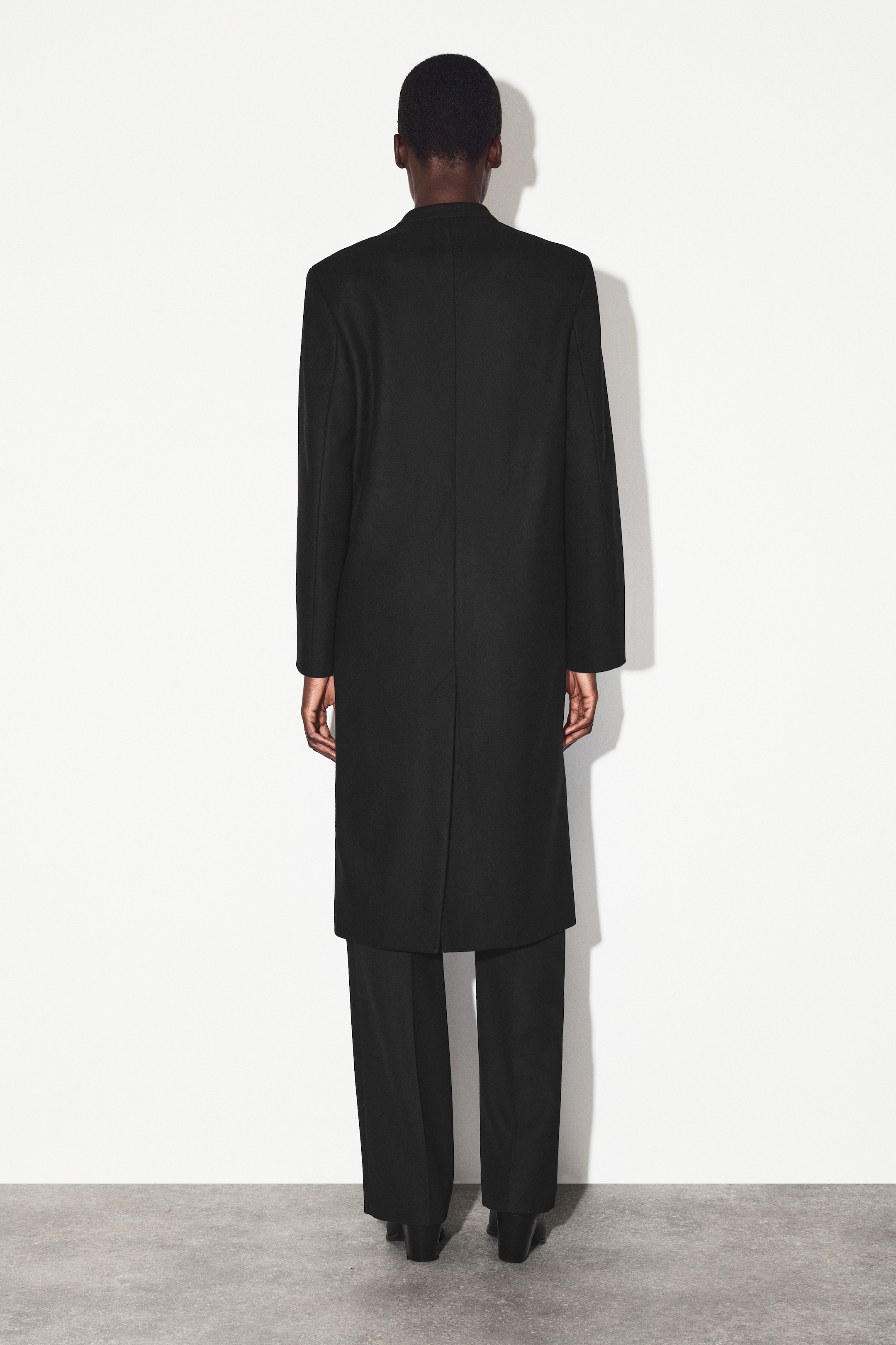 Nagyobb kép megtekintése: COLLARLESS WOOL-CASHMERE COAT - FEKETE - NŐI | H&M HU 4