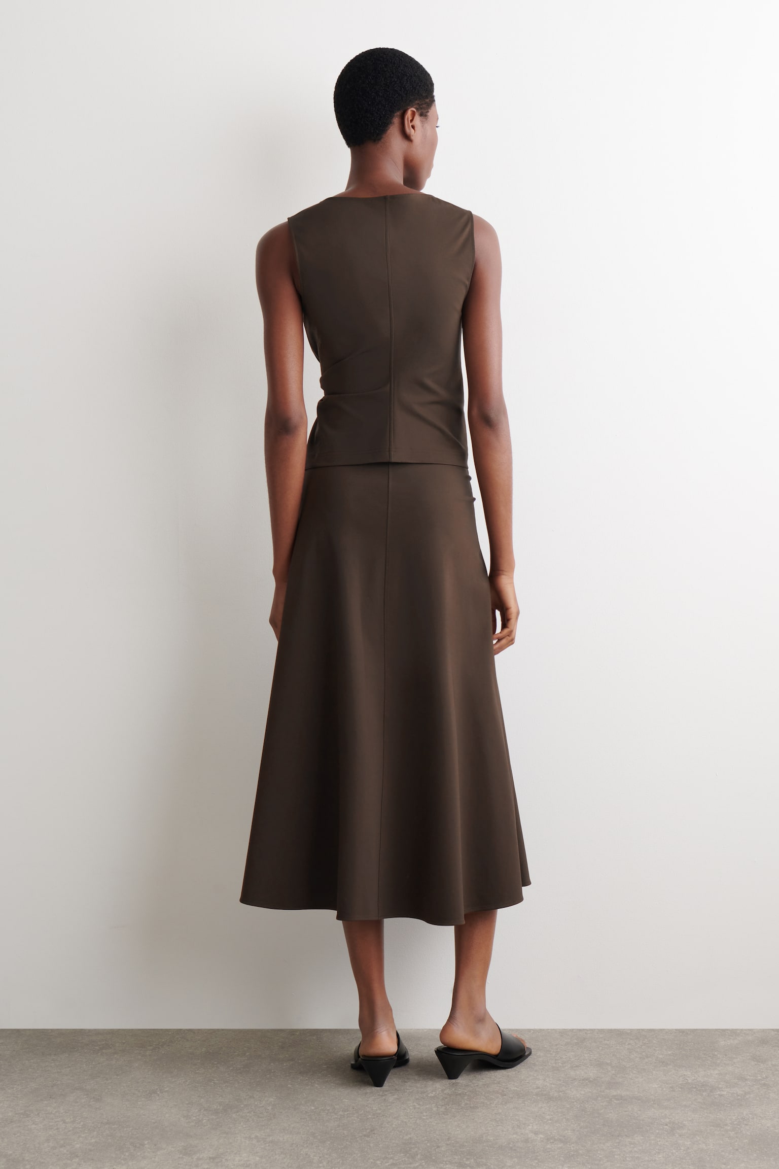 TWIST-DETAIL JERSEY MIDI SKIRT - חום/כחול כהה - 3