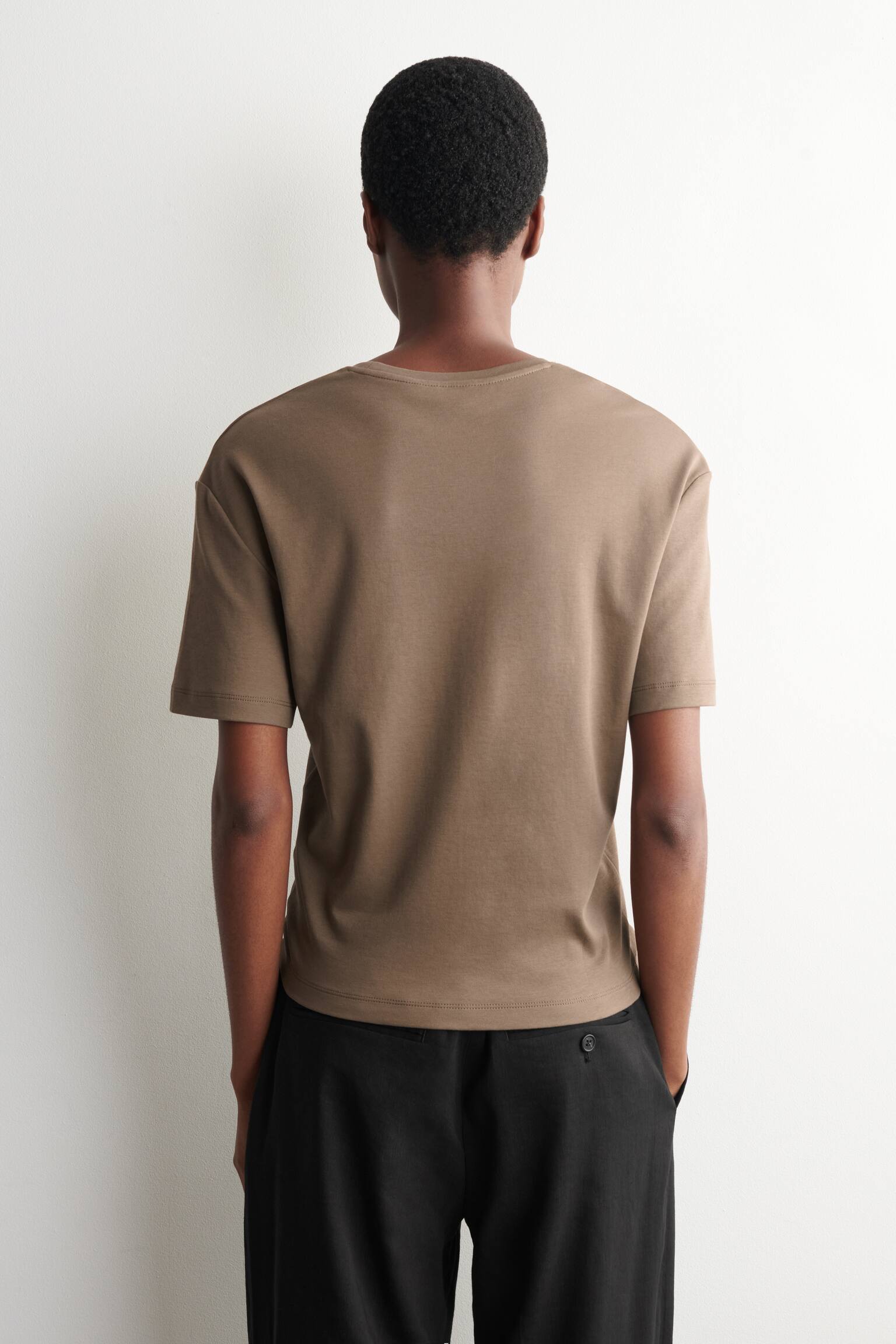 BAWEŁNIANY T-SHIRT Z ZAOKRĄGLONYM DEKOLTEM - BRĄZOWY/BIAŁY/NIEBIESKI - 6