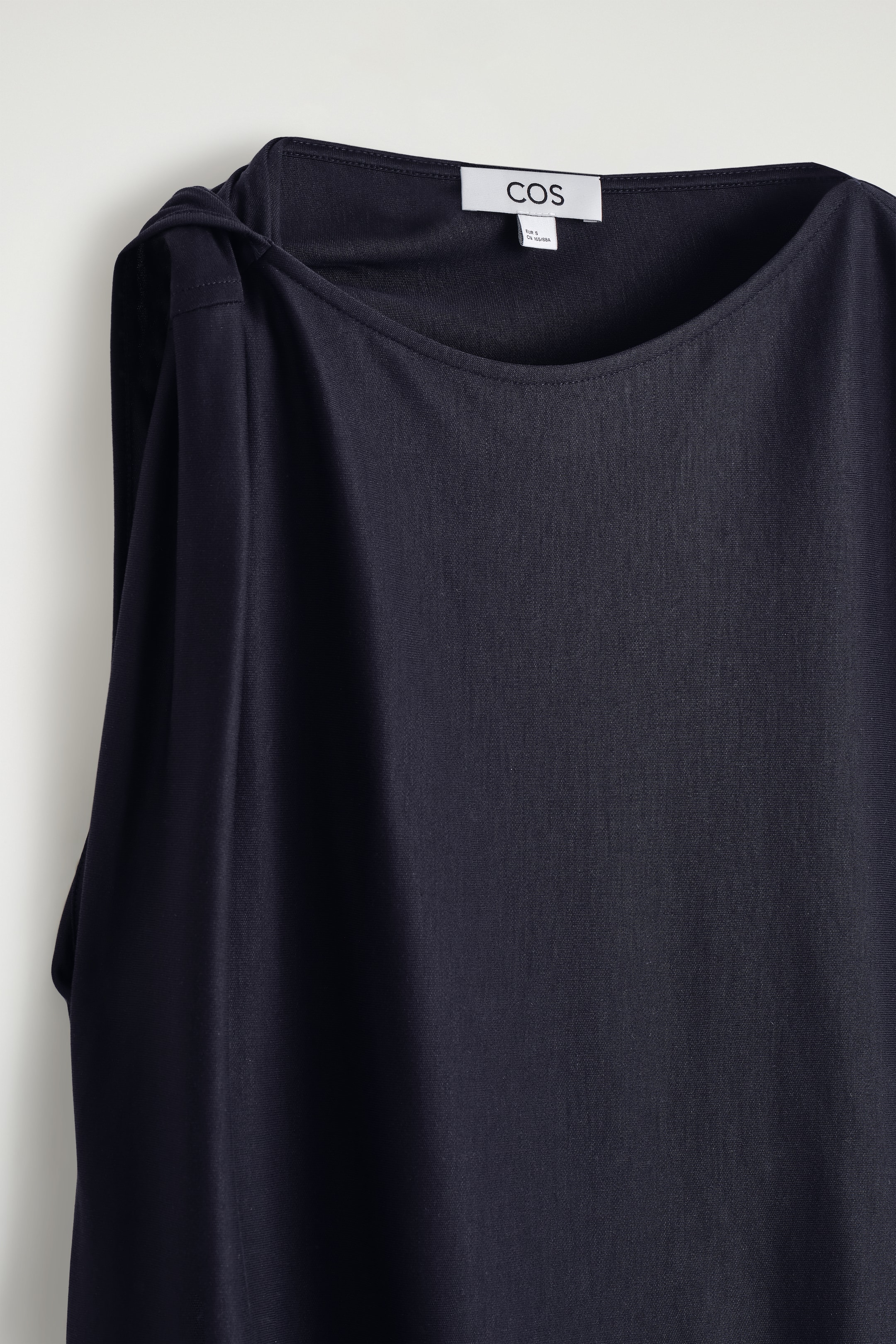 Visa större bild: DRAPERAD TOPP I JERSEY - MARINBLÅ - DAM | H&M SE 7
