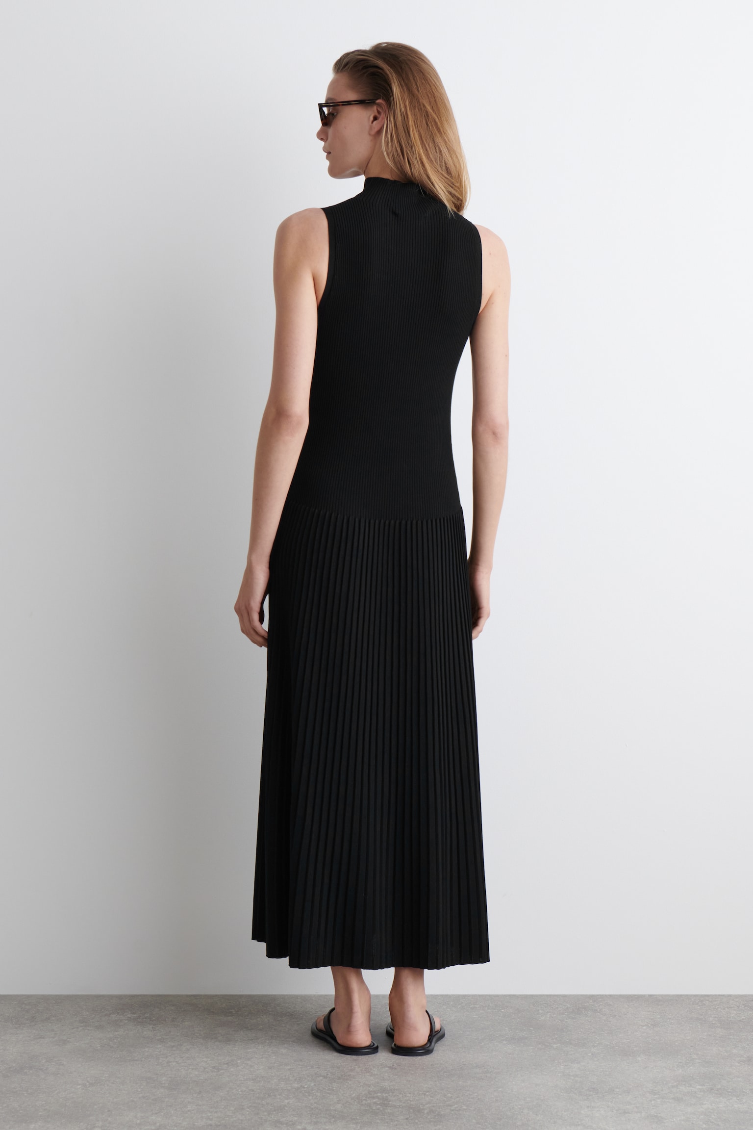 VESTIDO LARGO PLISADO DE CUELLO ALTO - NEGRO/VERDE CLARO - 6