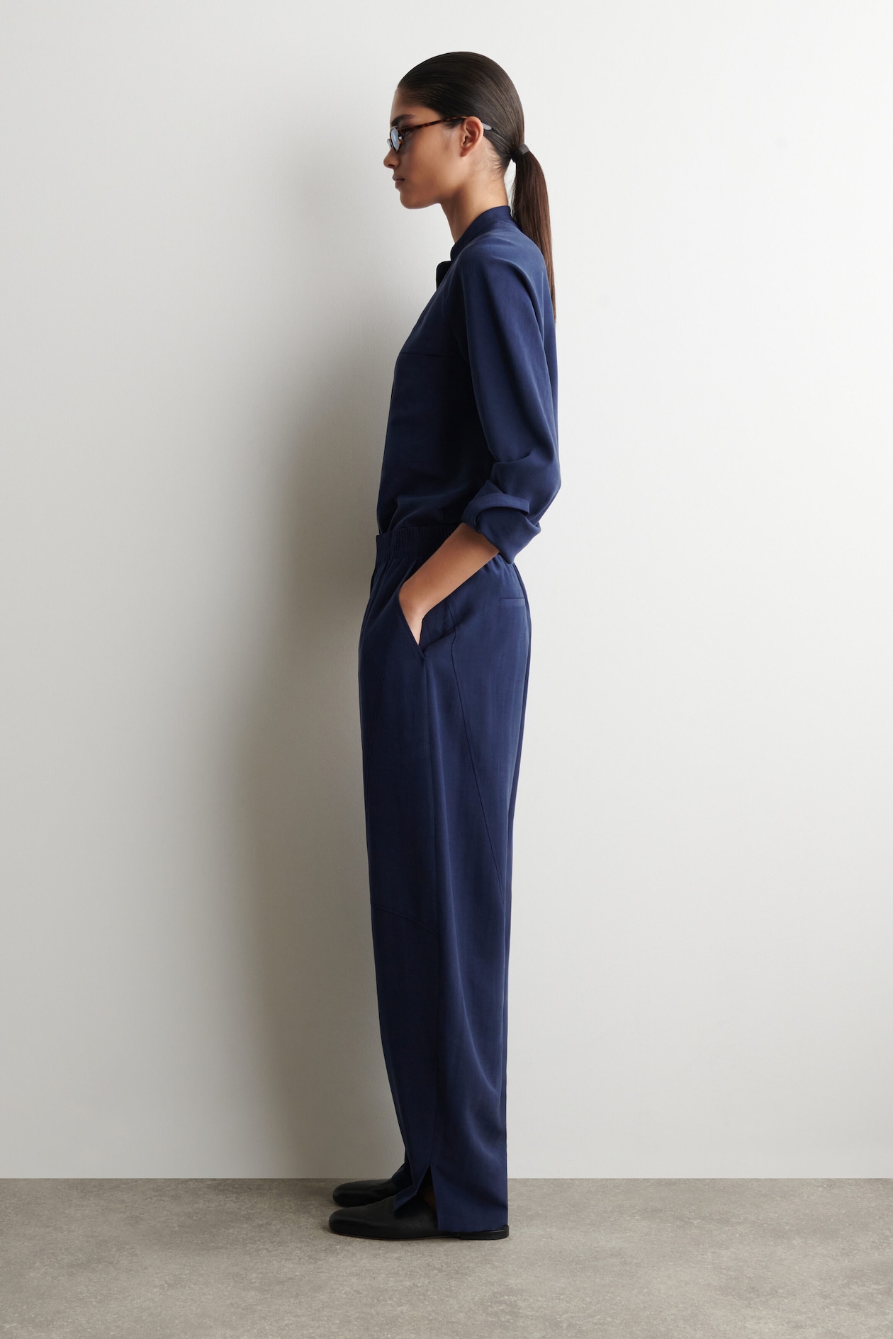 PANELED ELASTICATED BARREL-LEG PANTS — NAVY