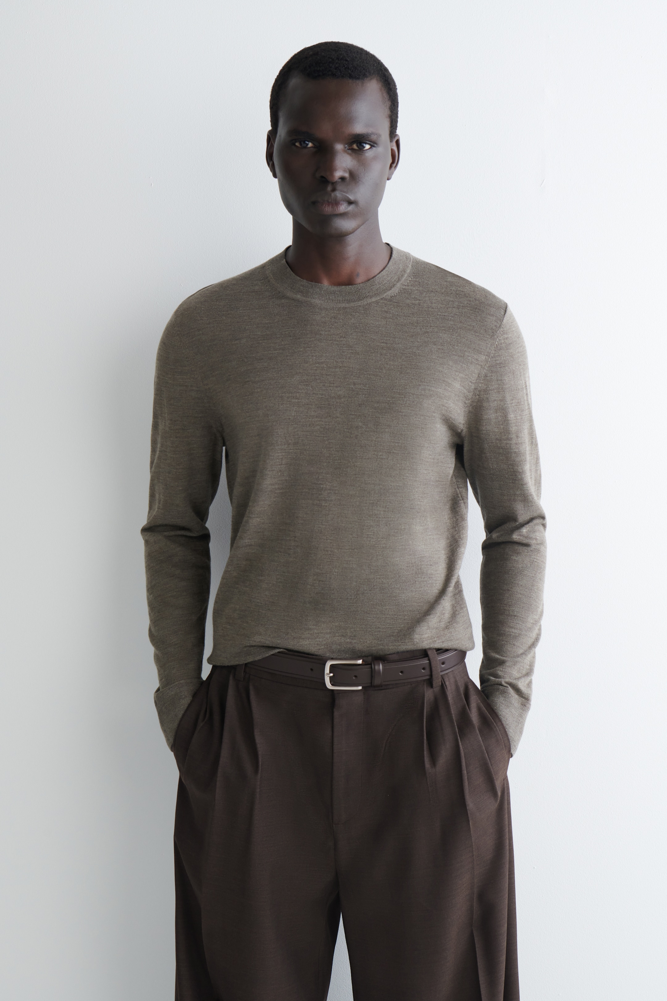 Grotere afbeelding bekijken: SLIM MERINO WOLLEN RONDE HALS TRUI - BEIGE MÉLANGE - HEREN | H&M BE 1